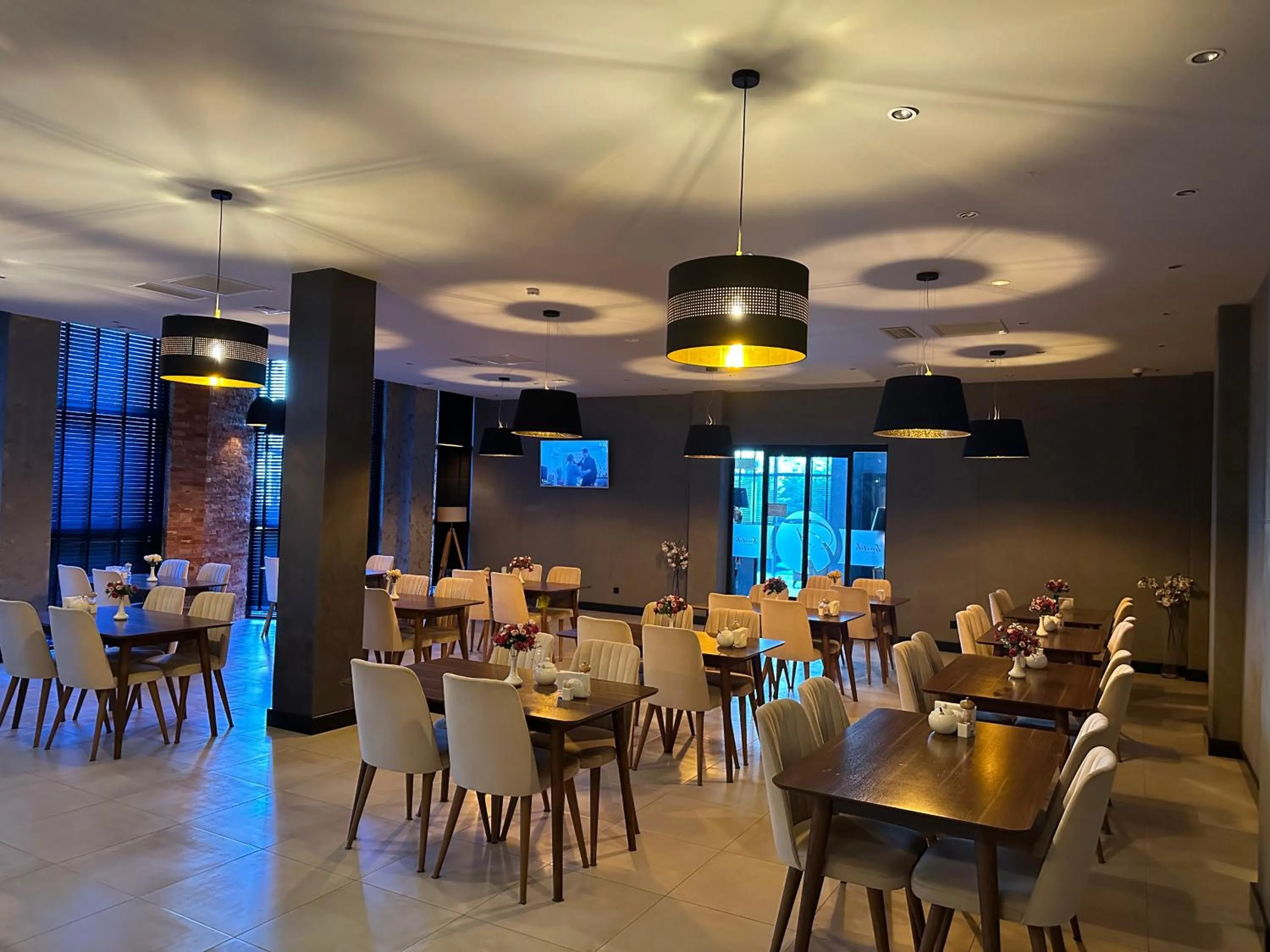 Restaurant/places to eat in Hotel Tsereteli Palace