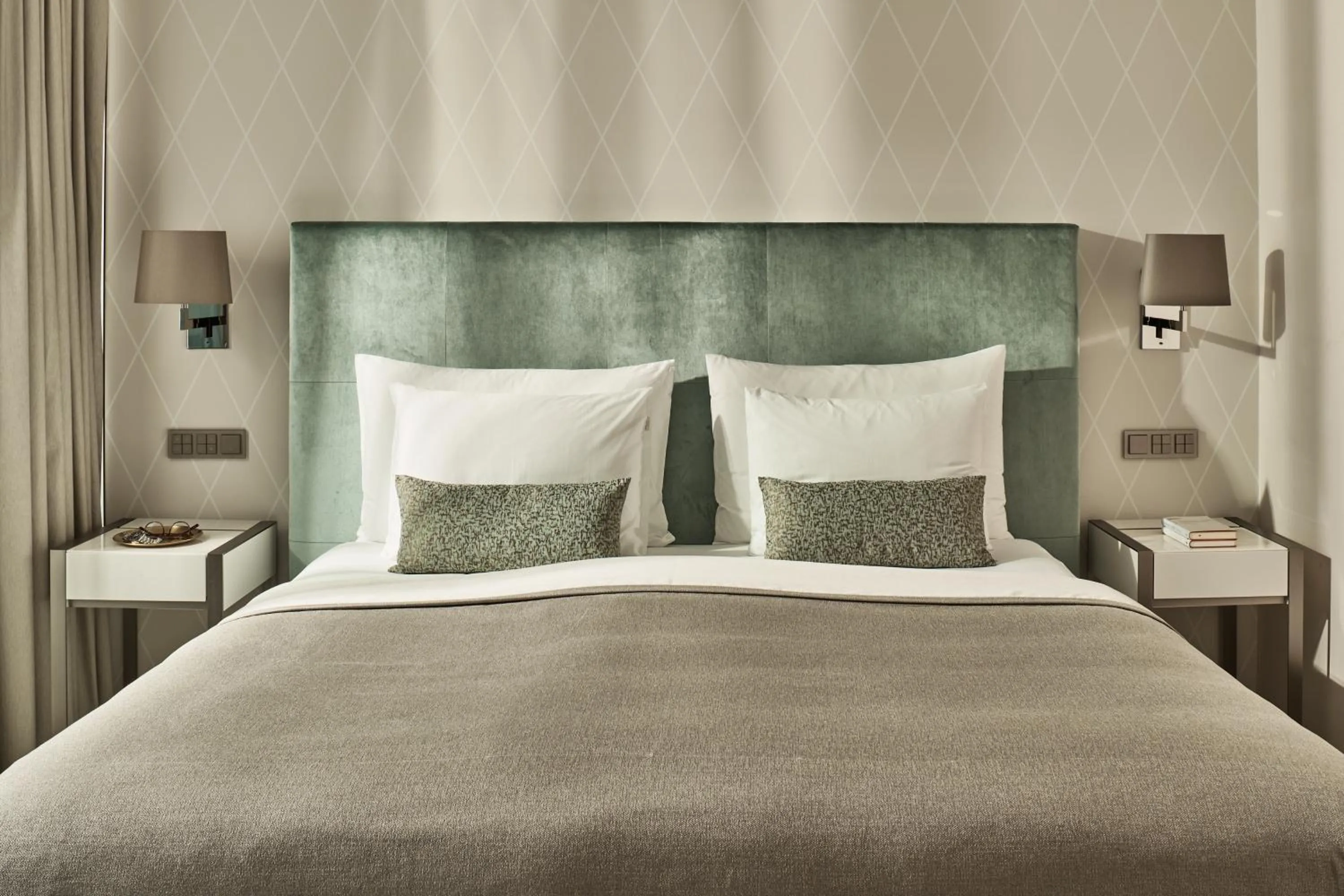 Bed in The Fontenay Hamburg