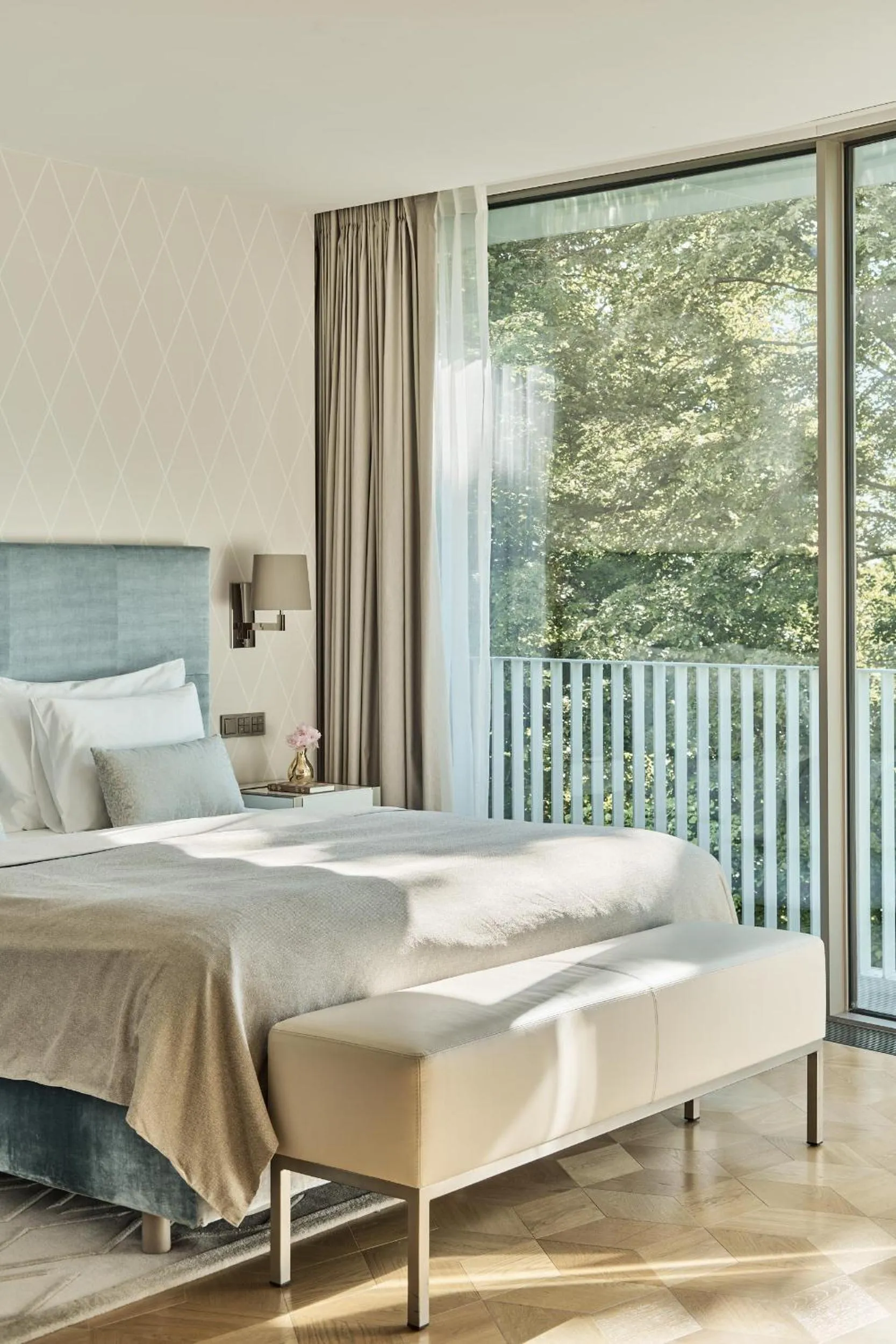 Bed in The Fontenay Hamburg