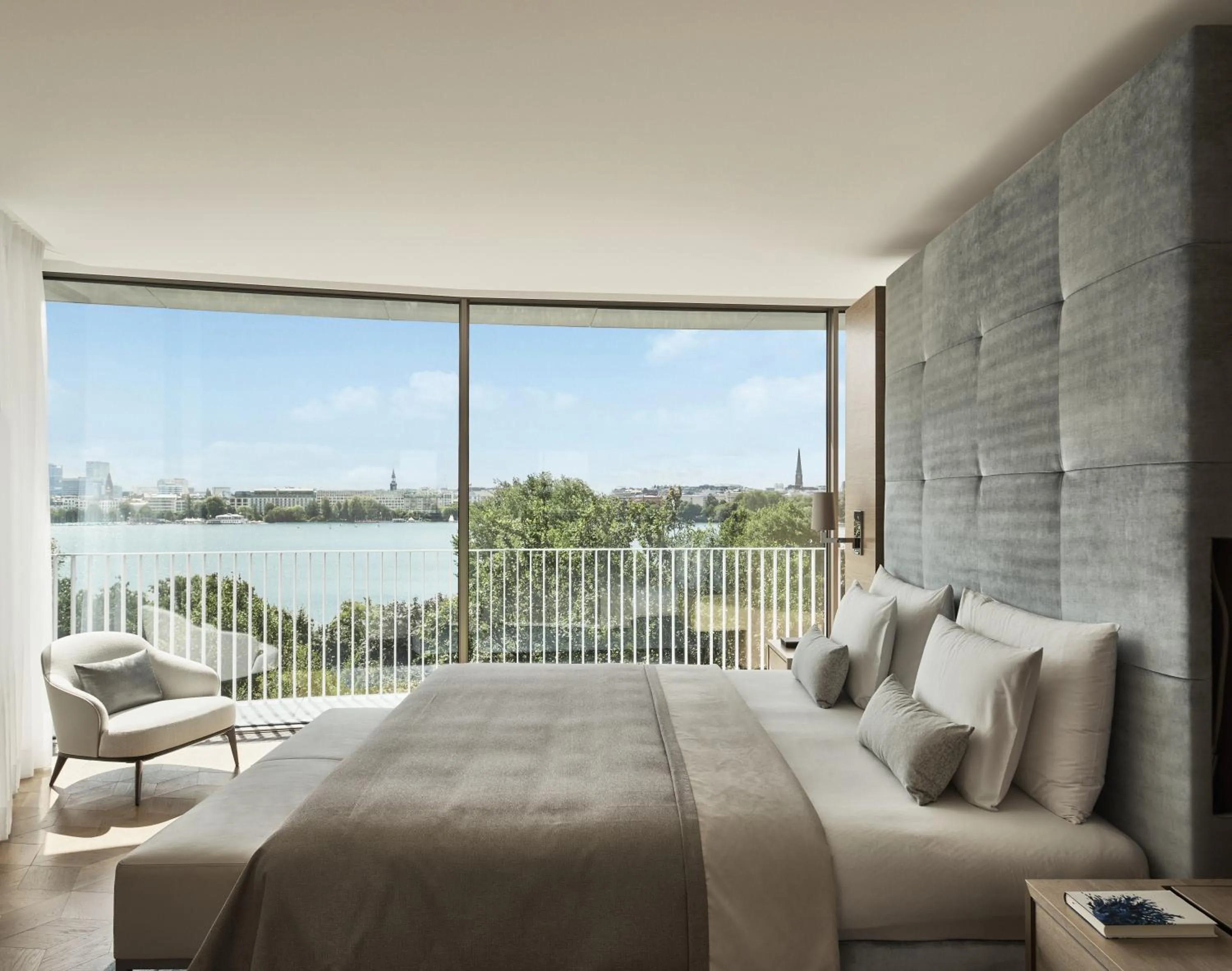 View (from property/room), Bed in The Fontenay Hamburg