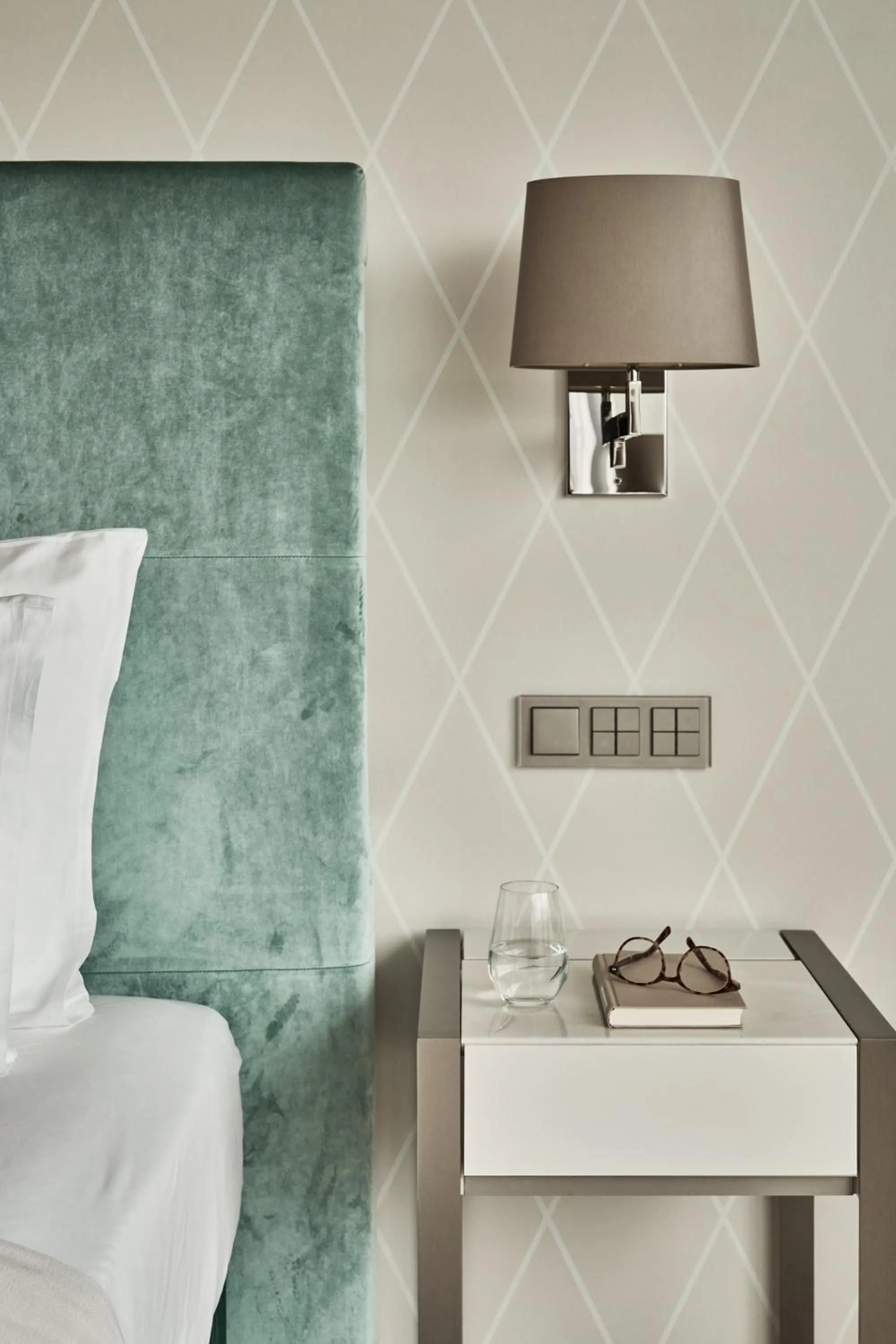 Photo of the whole room, Bed in The Fontenay Hamburg