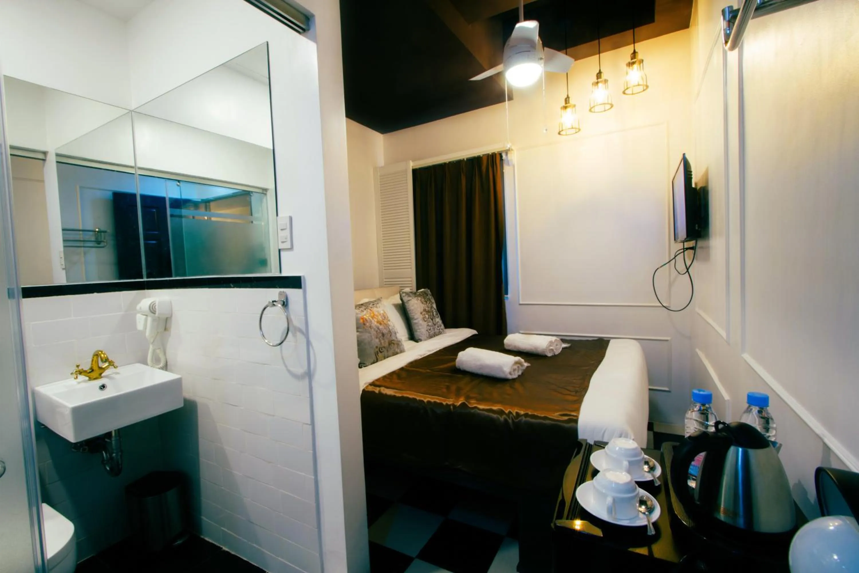 Photo of the whole room, Bed in Facade Hotel