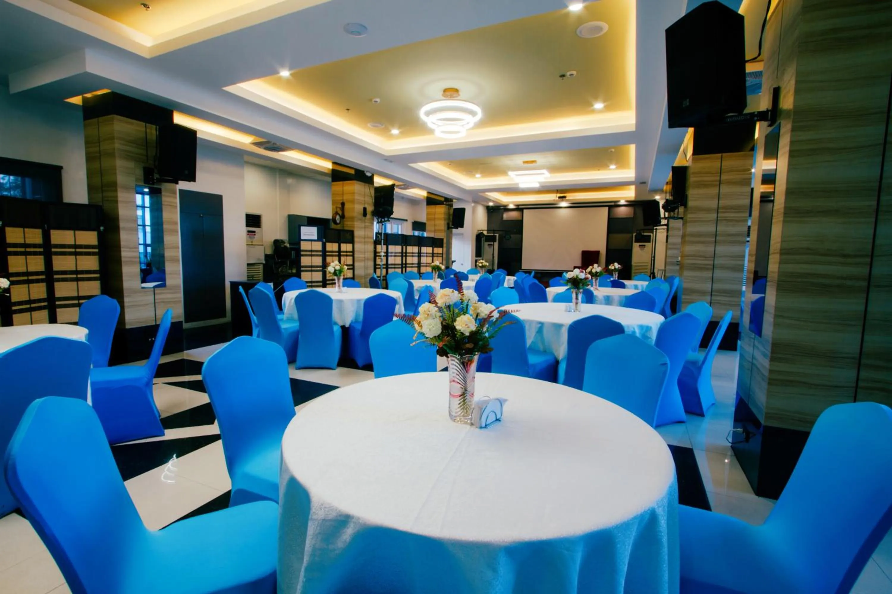 Restaurant/places to eat in Facade Hotel