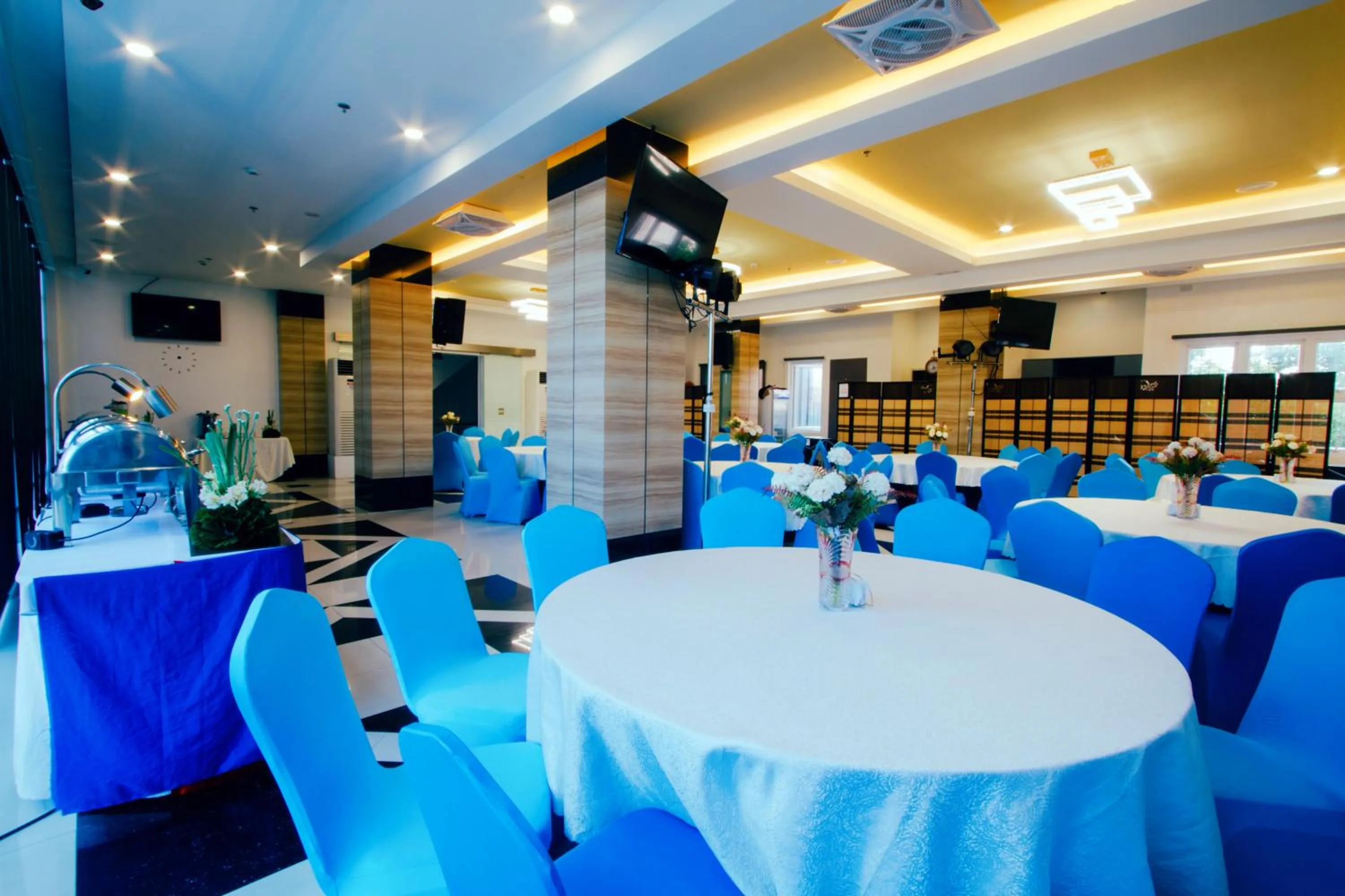 Restaurant/places to eat in Facade Hotel