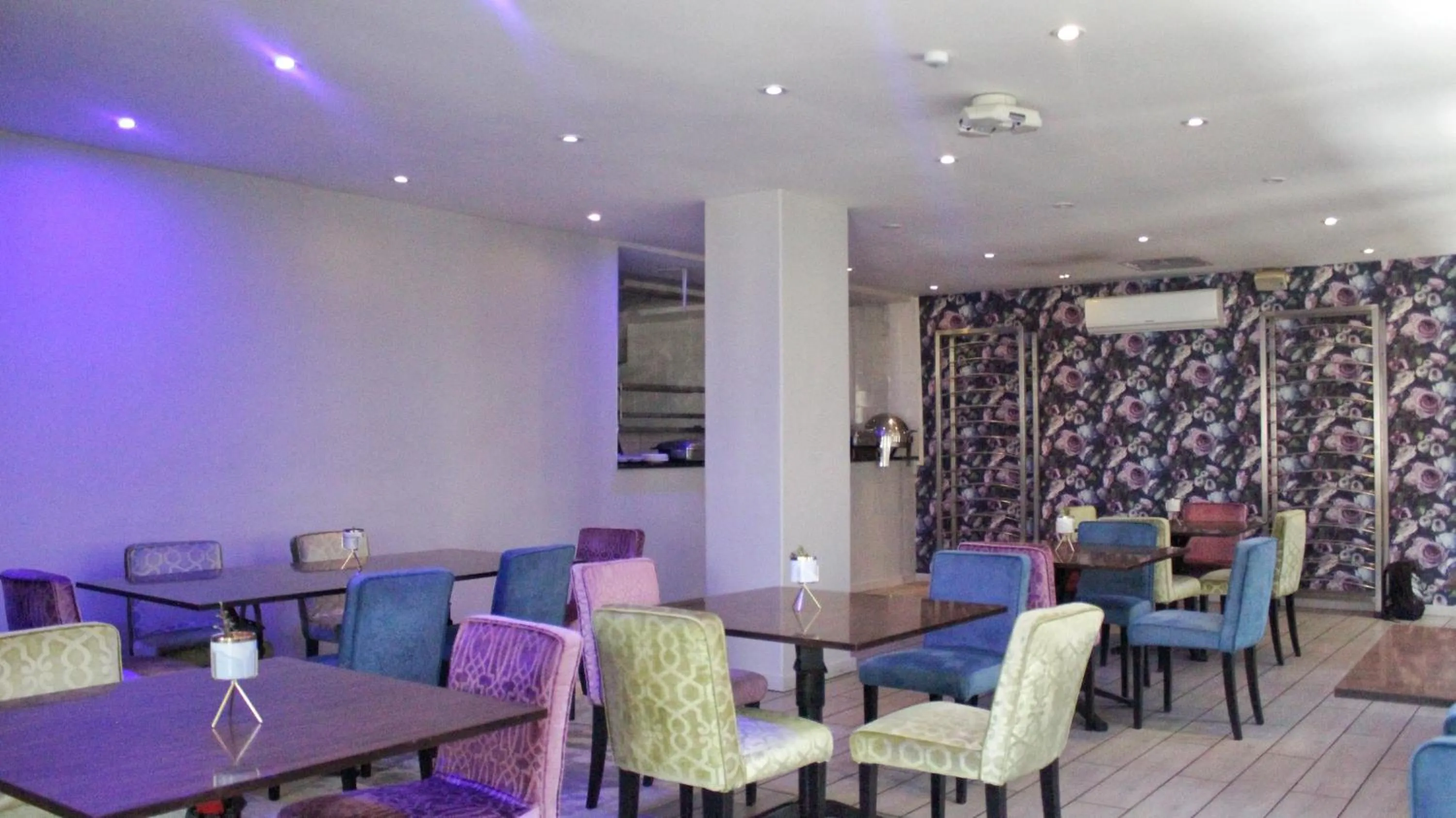 Restaurant/places to eat in Reef Hotel