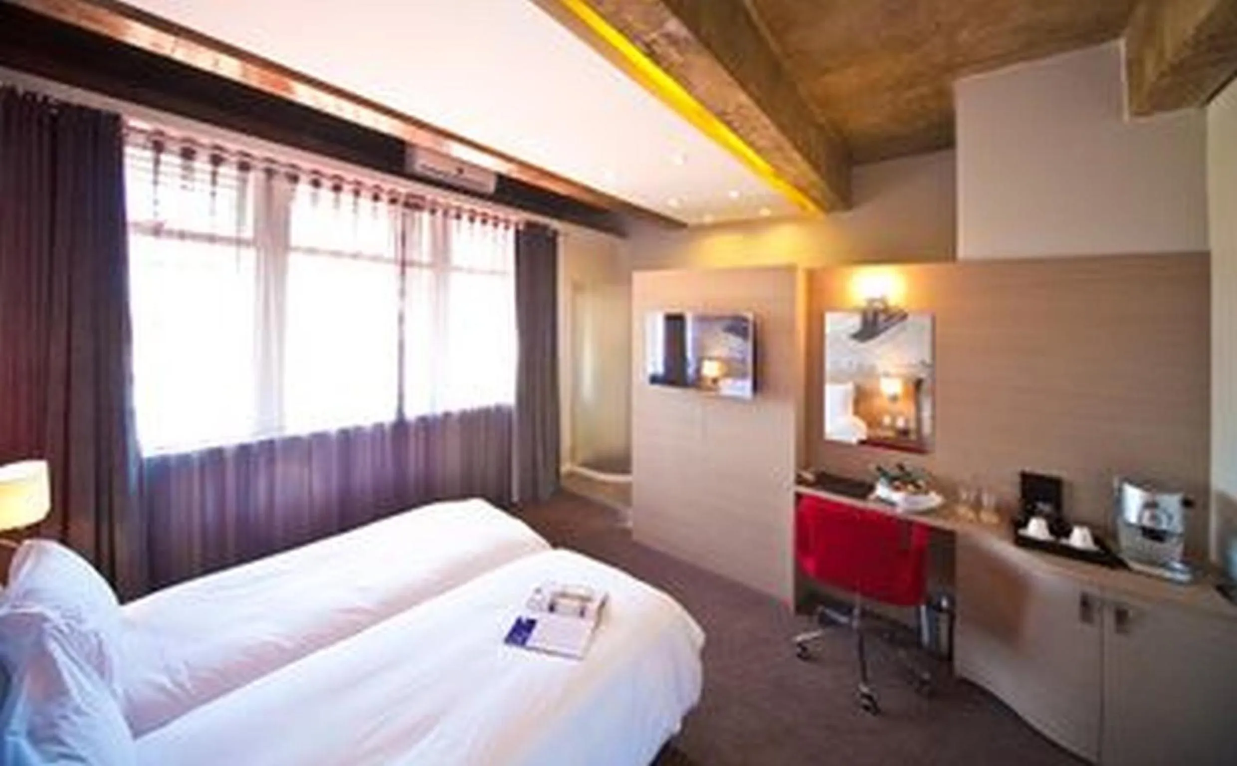 Photo of the whole room, Bed in Reef Hotel