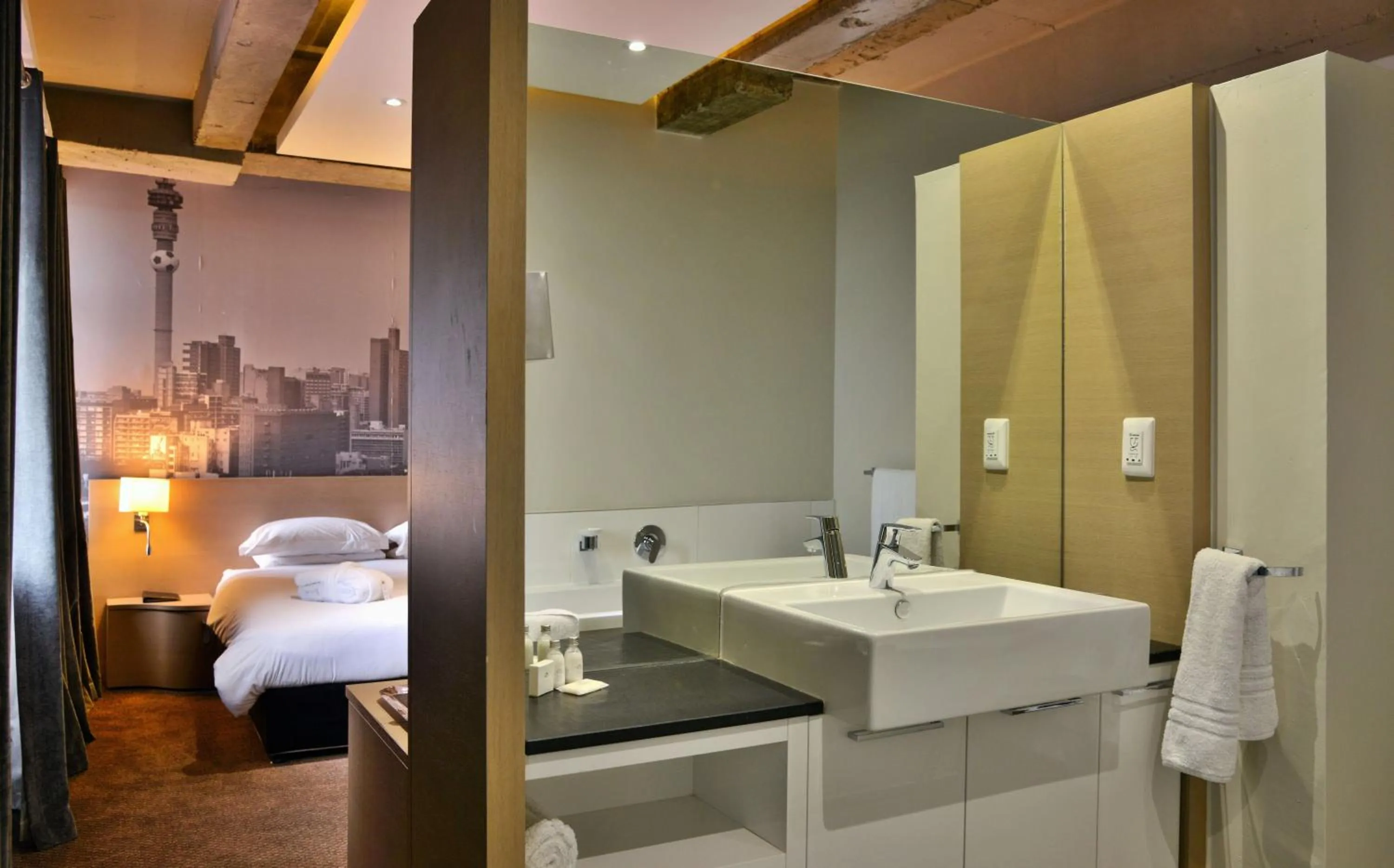Bathroom, Bed in Reef Hotel