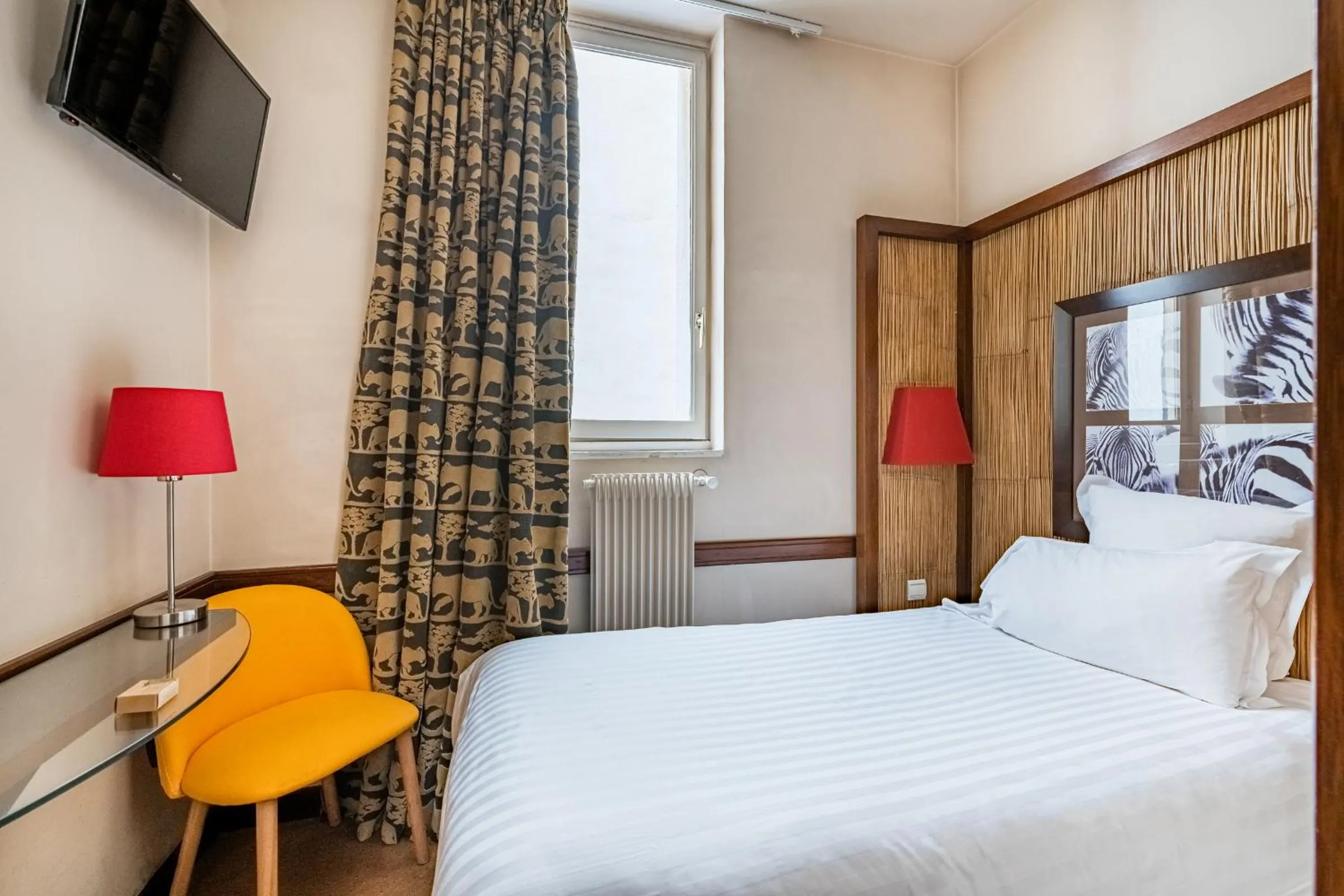 Photo of the whole room, Bed in Globe Et Cecil