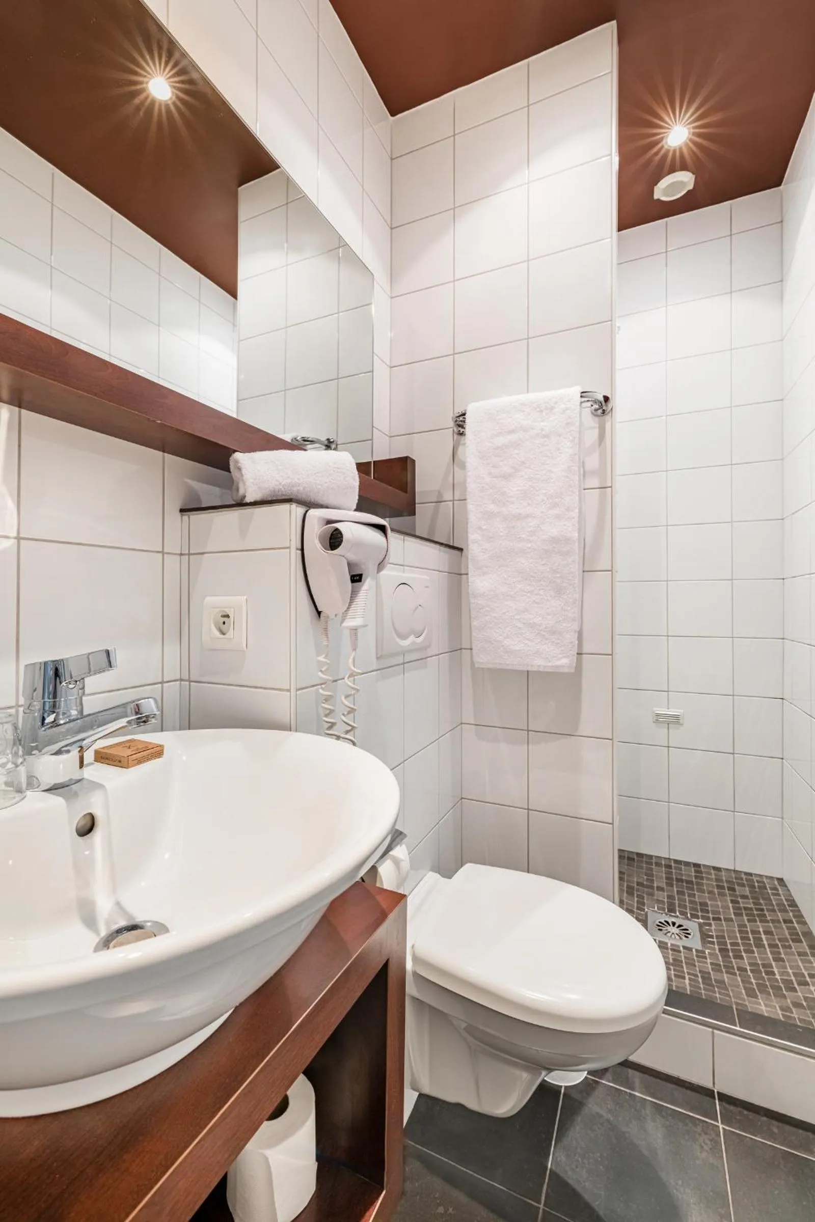 Bathroom in Globe Et Cecil