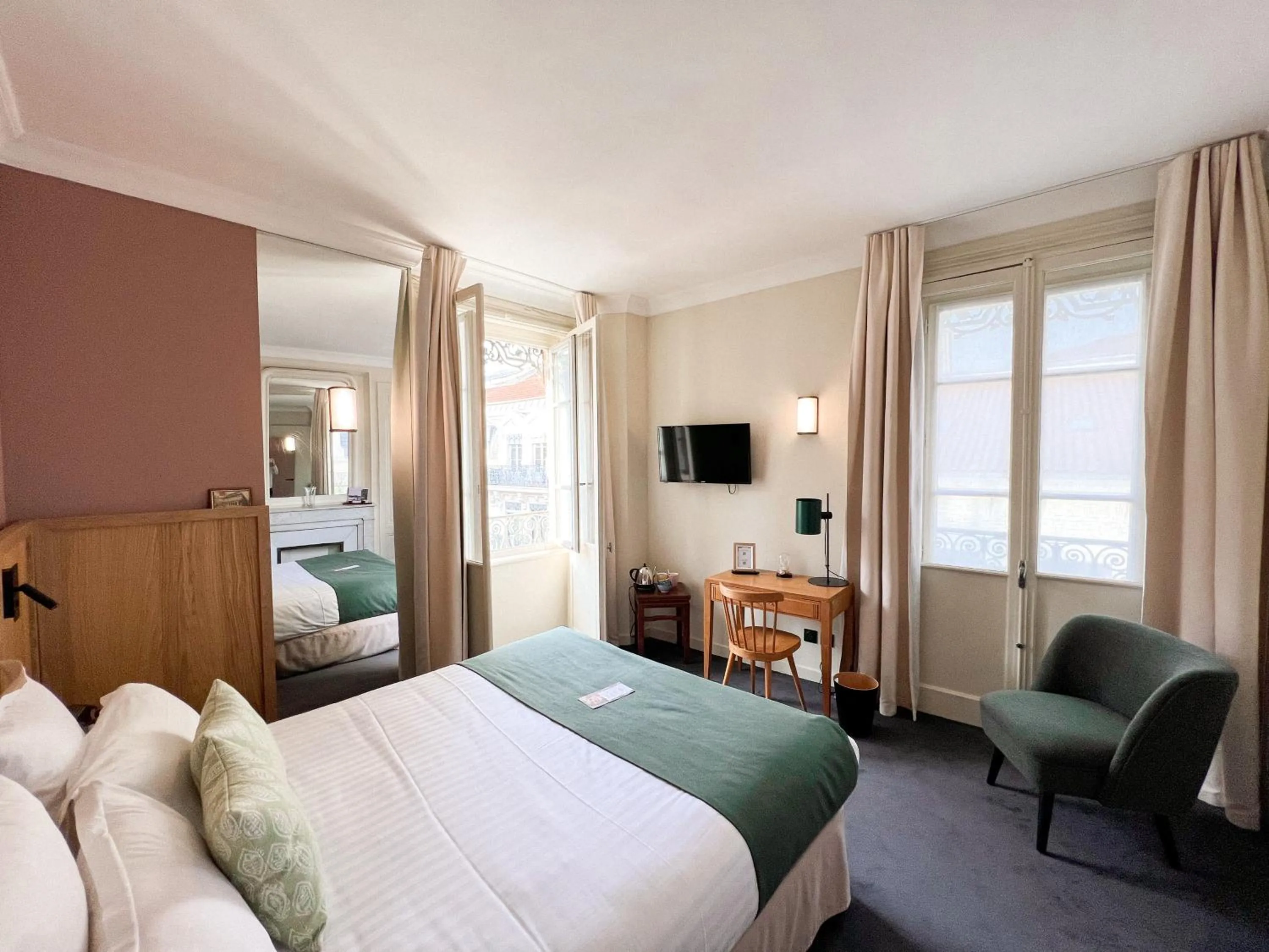 Bed in Globe Et Cecil