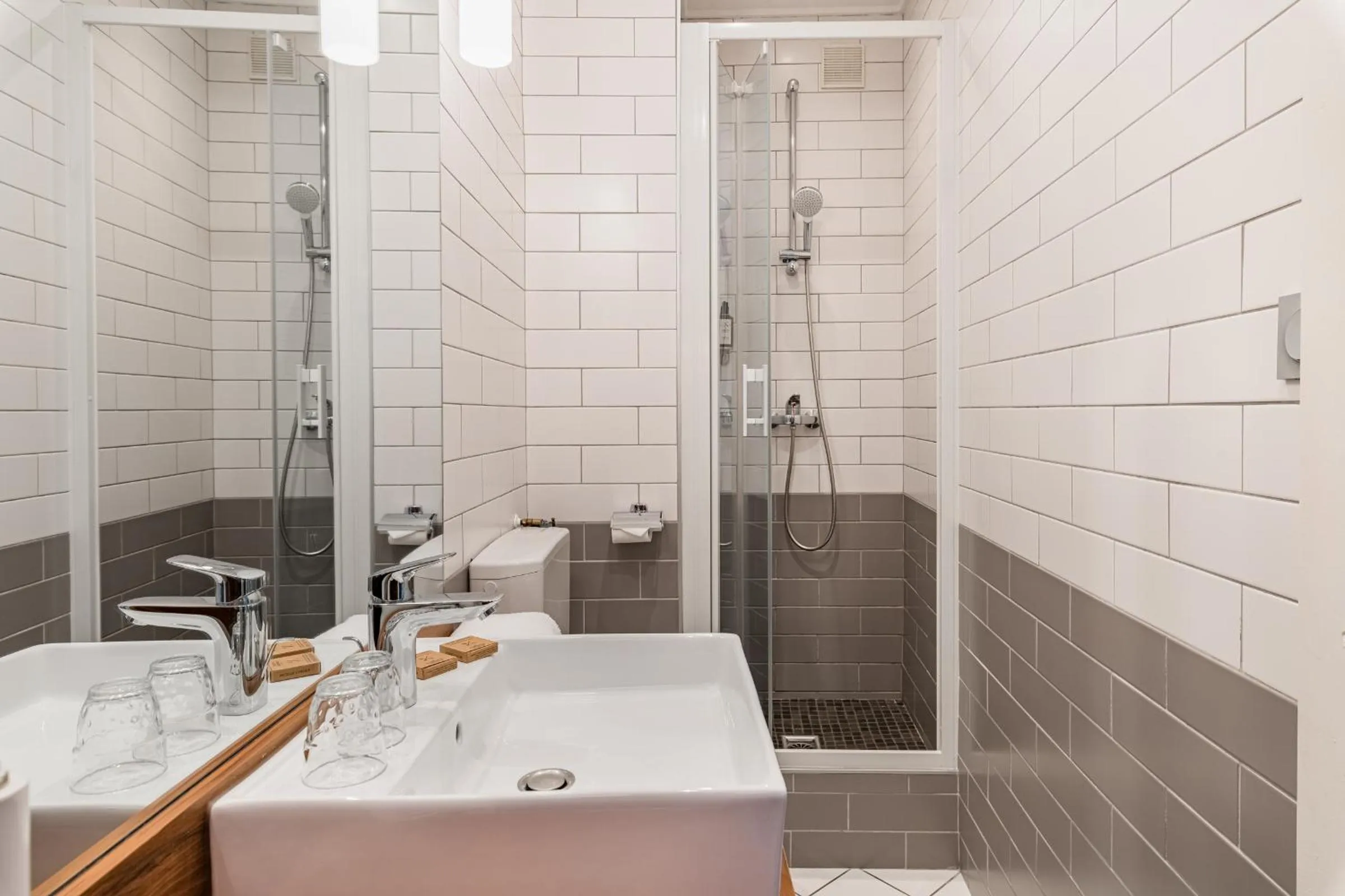 Bathroom in Globe Et Cecil