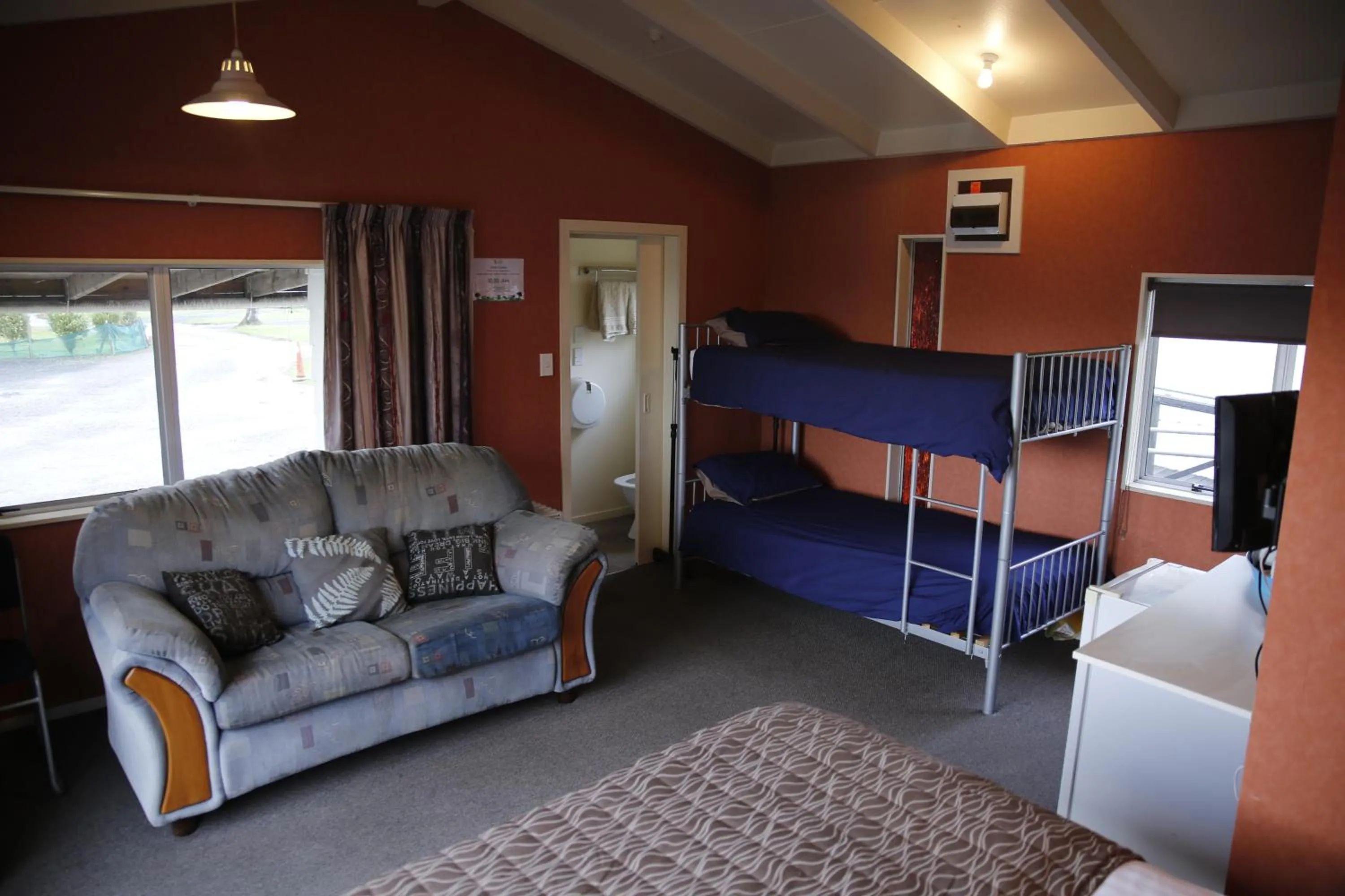 Shower, Bed in Central City Camping Park