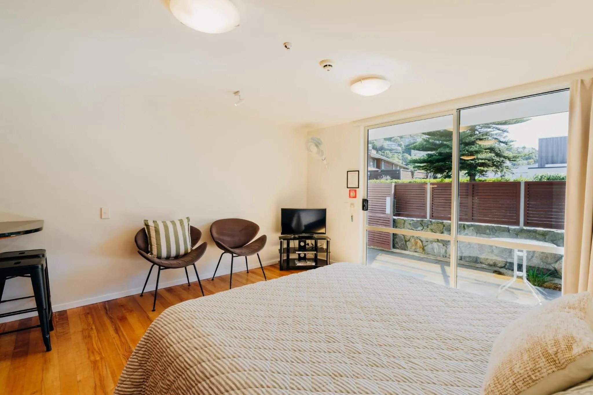 Bed in Sumner Bay Motel