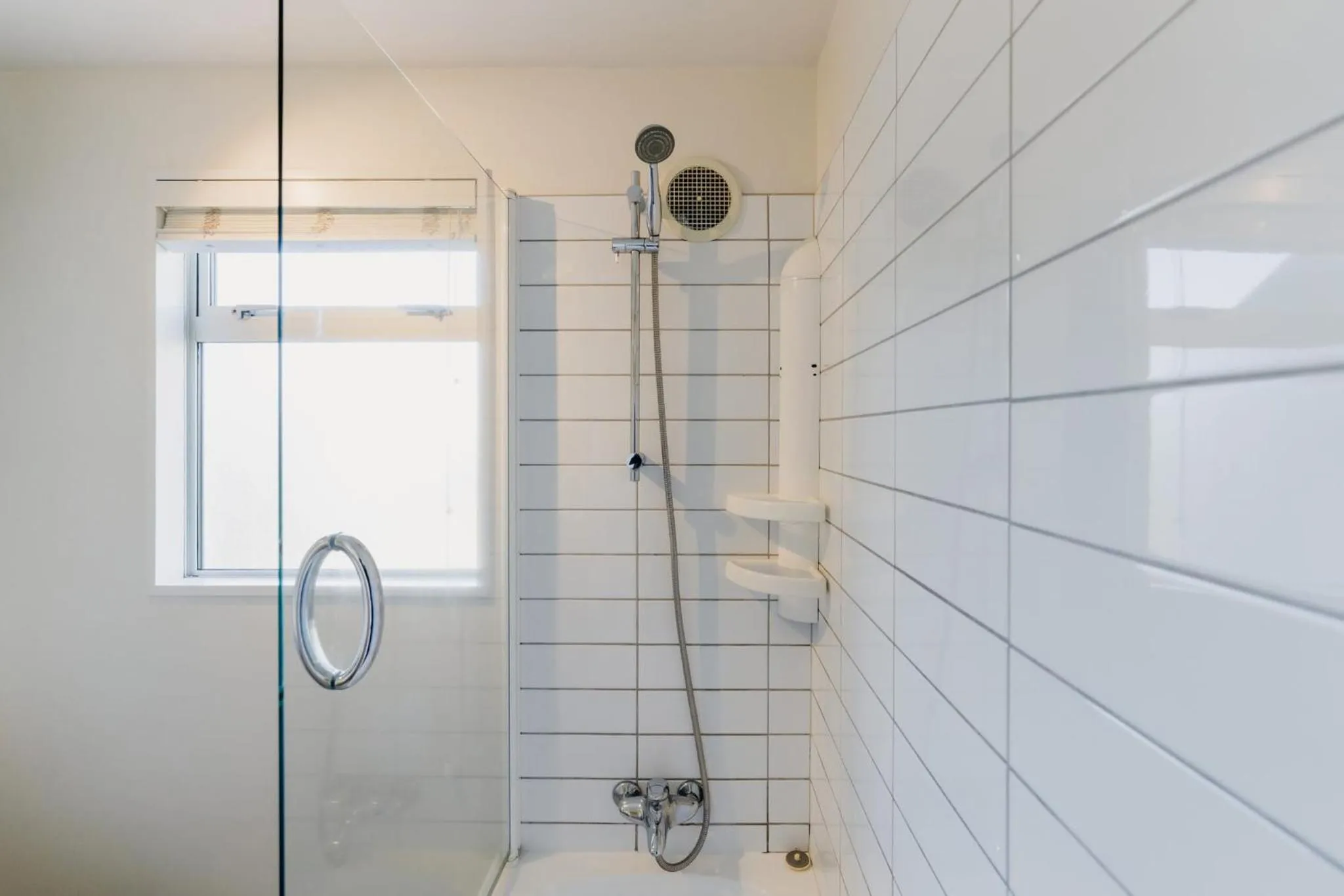 Shower in Sumner Bay Motel