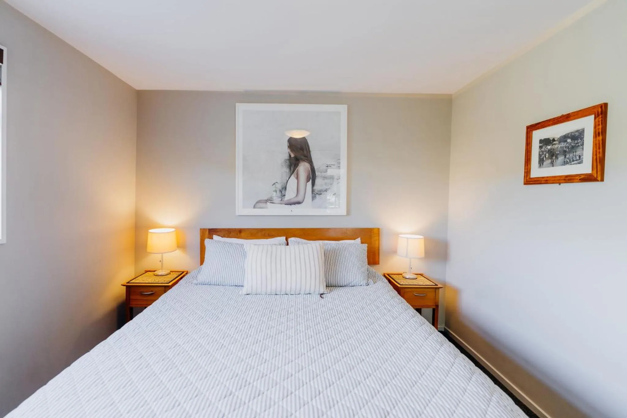 Bed in Sumner Bay Motel