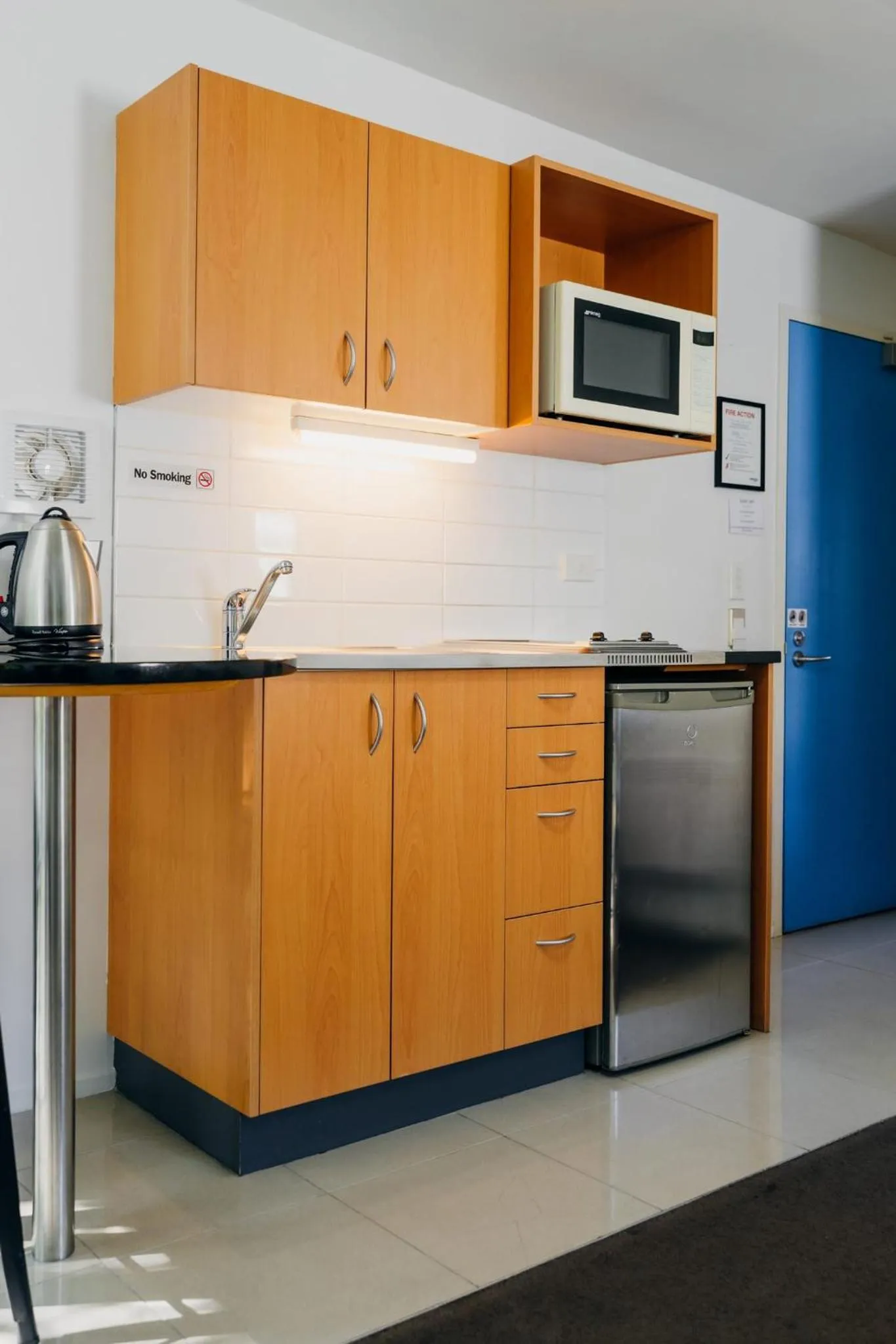 Kitchen or kitchenette in Sumner Bay Motel