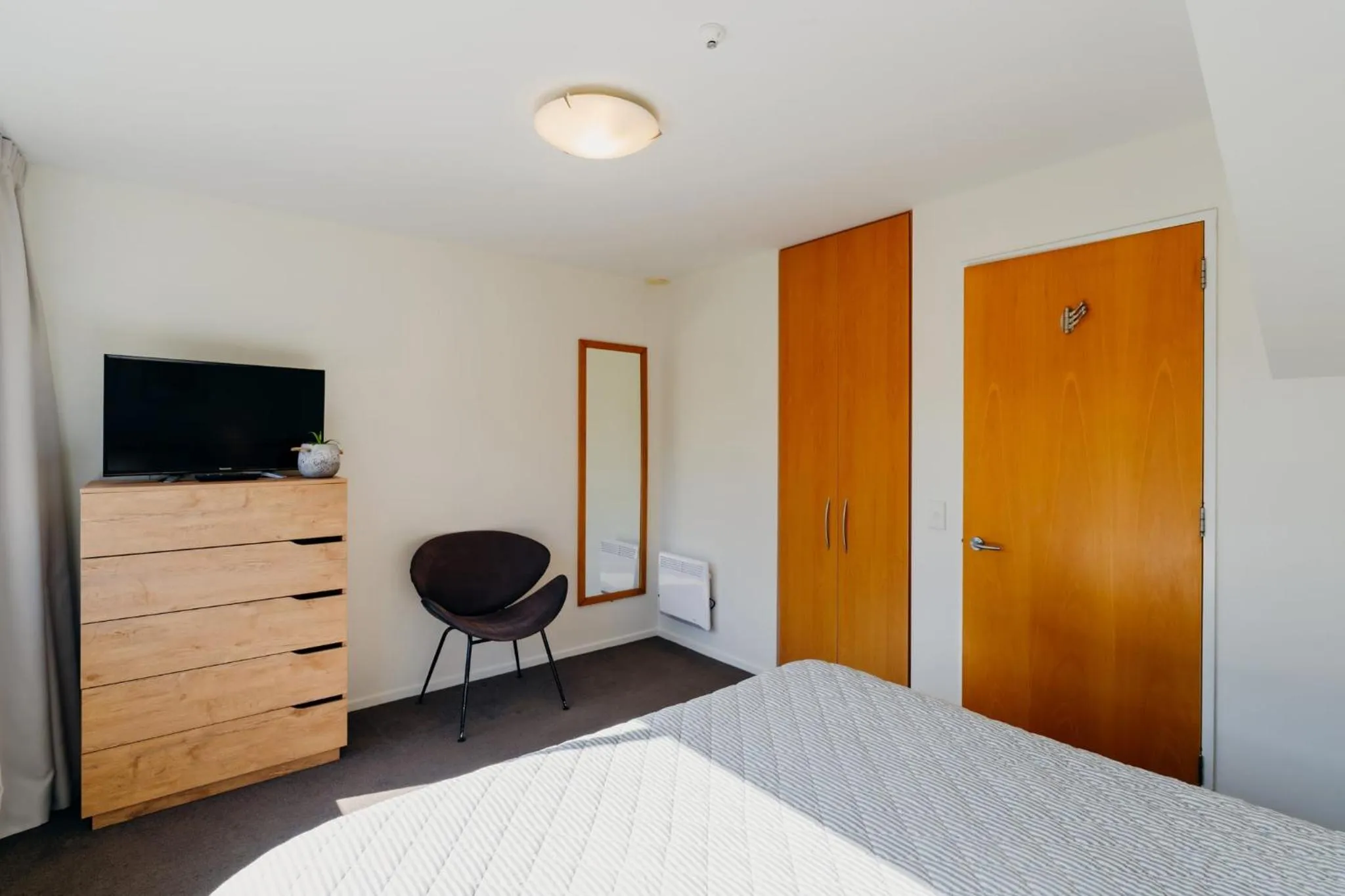 Bed in Sumner Bay Motel