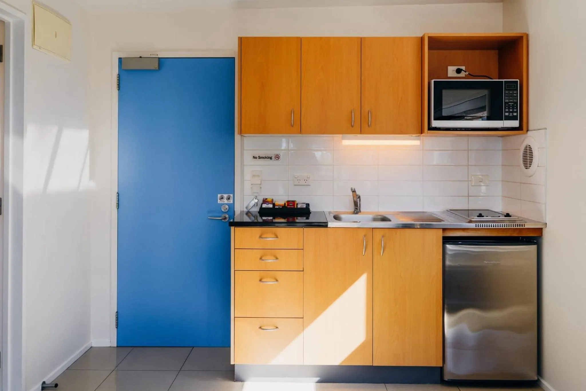 Kitchen or kitchenette in Sumner Bay Motel