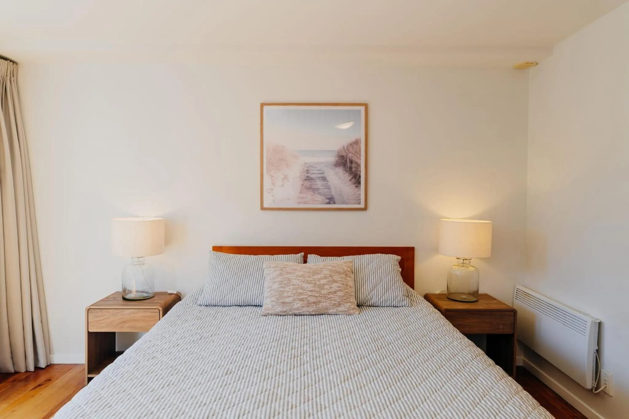 Bed in Sumner Bay Motel