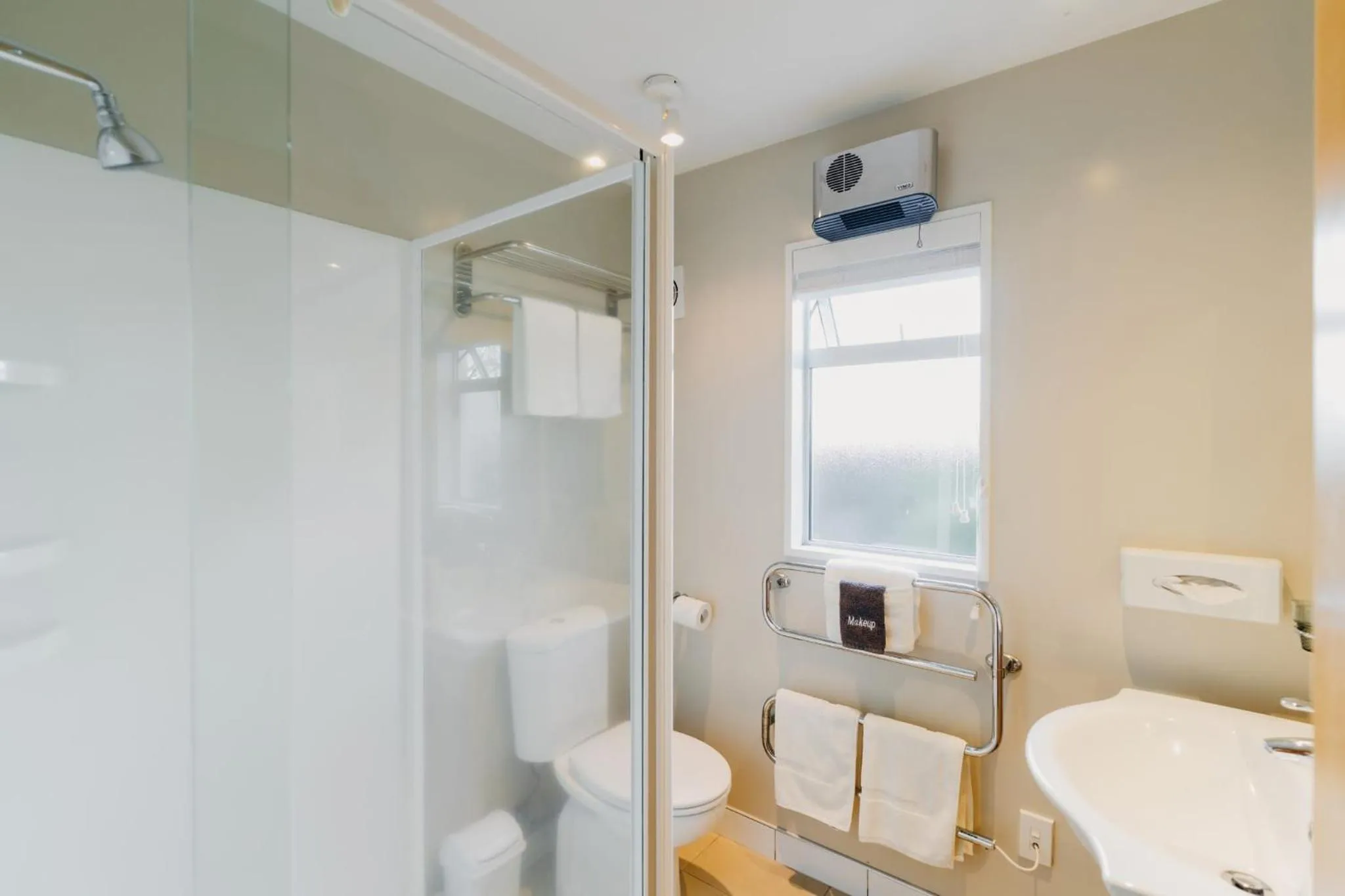 Bathroom in Sumner Bay Motel