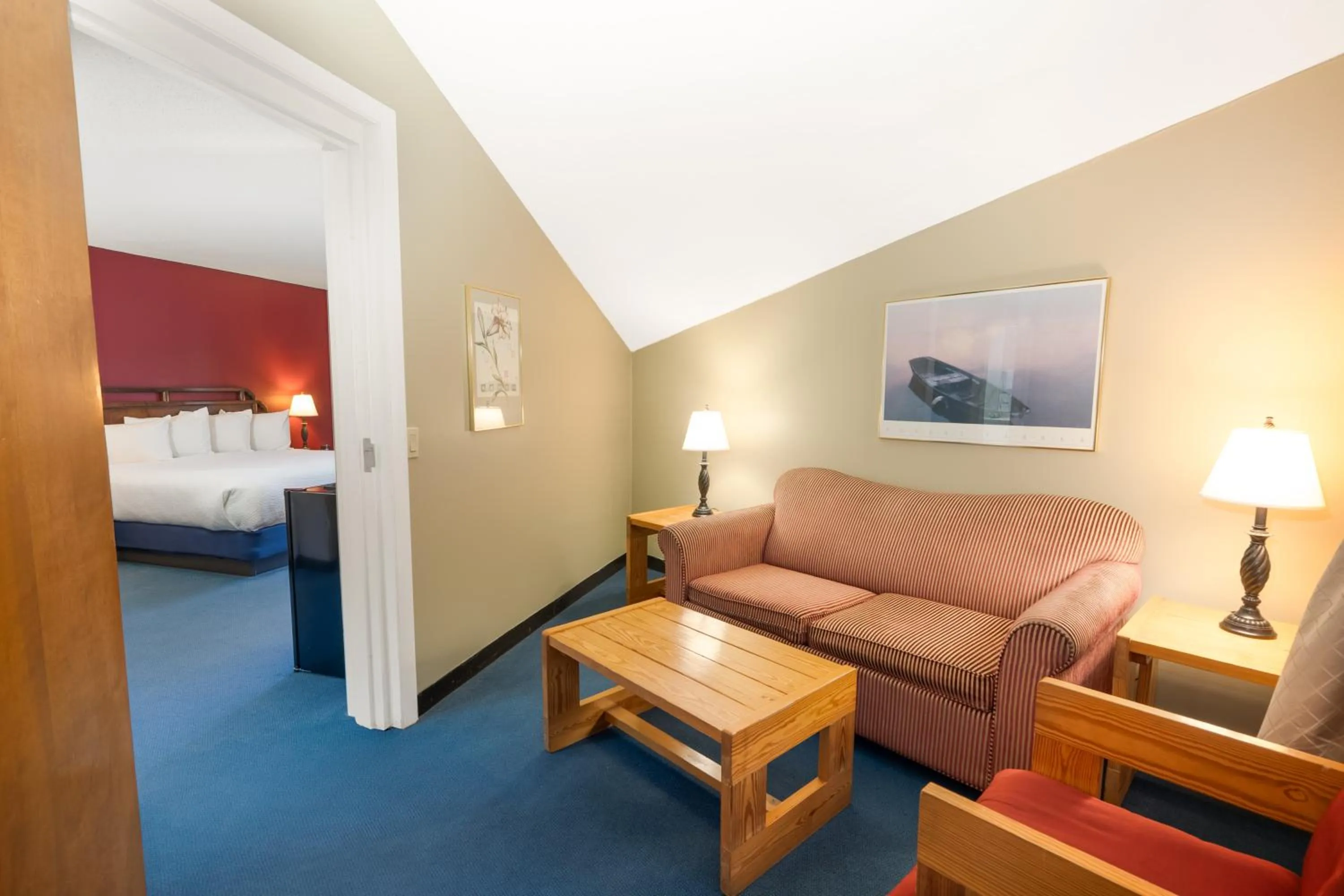 Living room, Bed in Fireside Inn & Suites Gilford