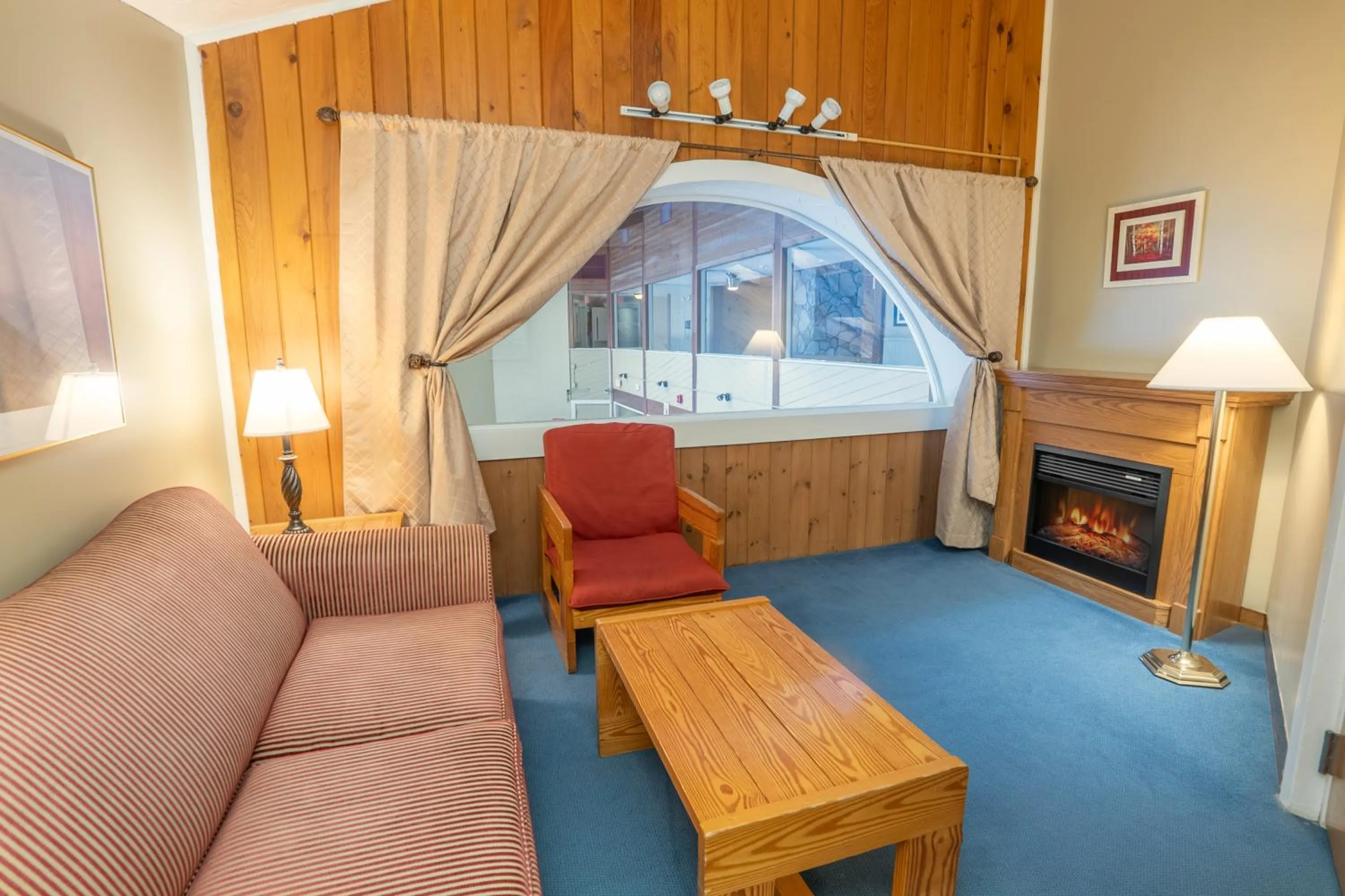 Living room in Fireside Inn & Suites Gilford