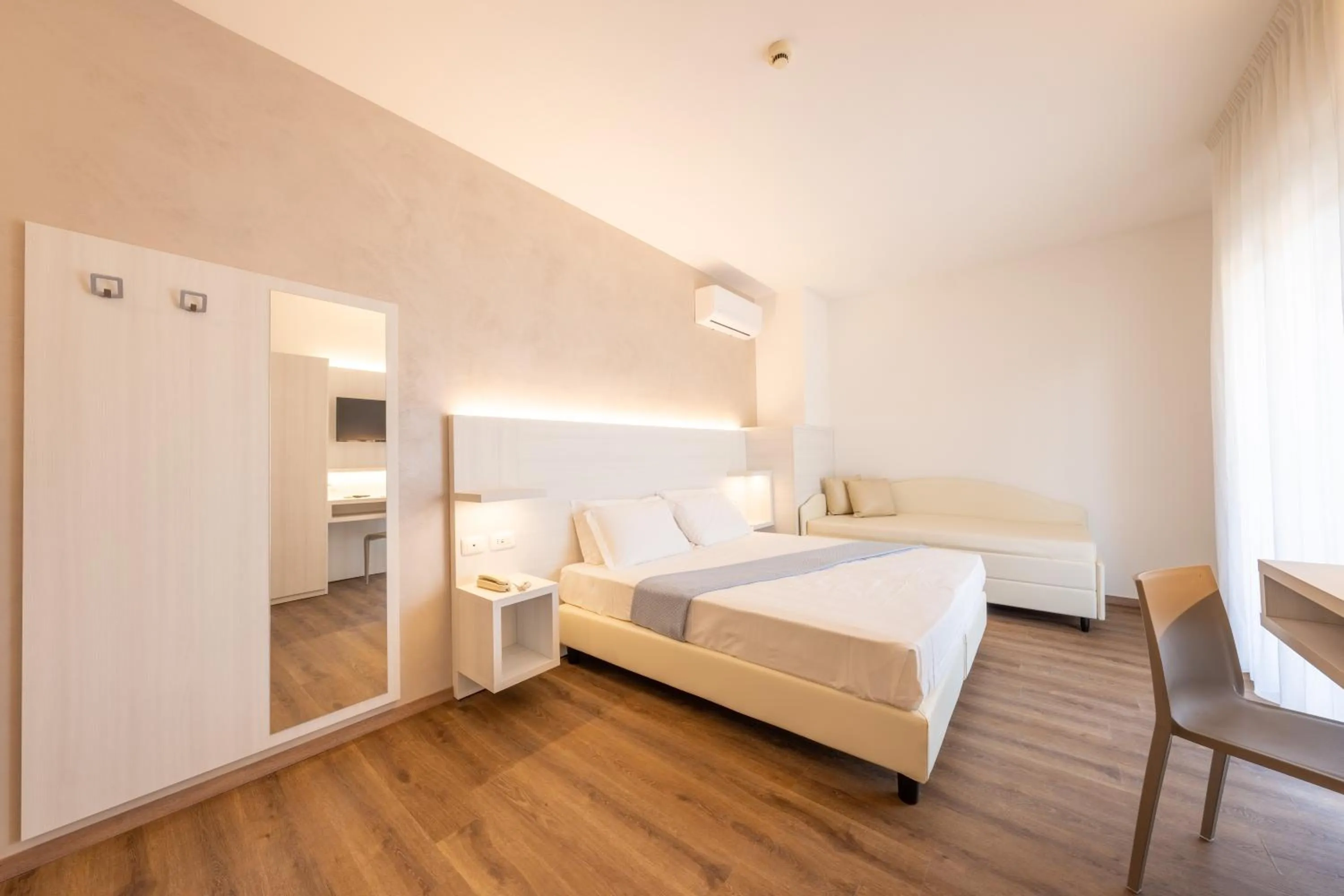 Photo of the whole room in Hotel Corfù