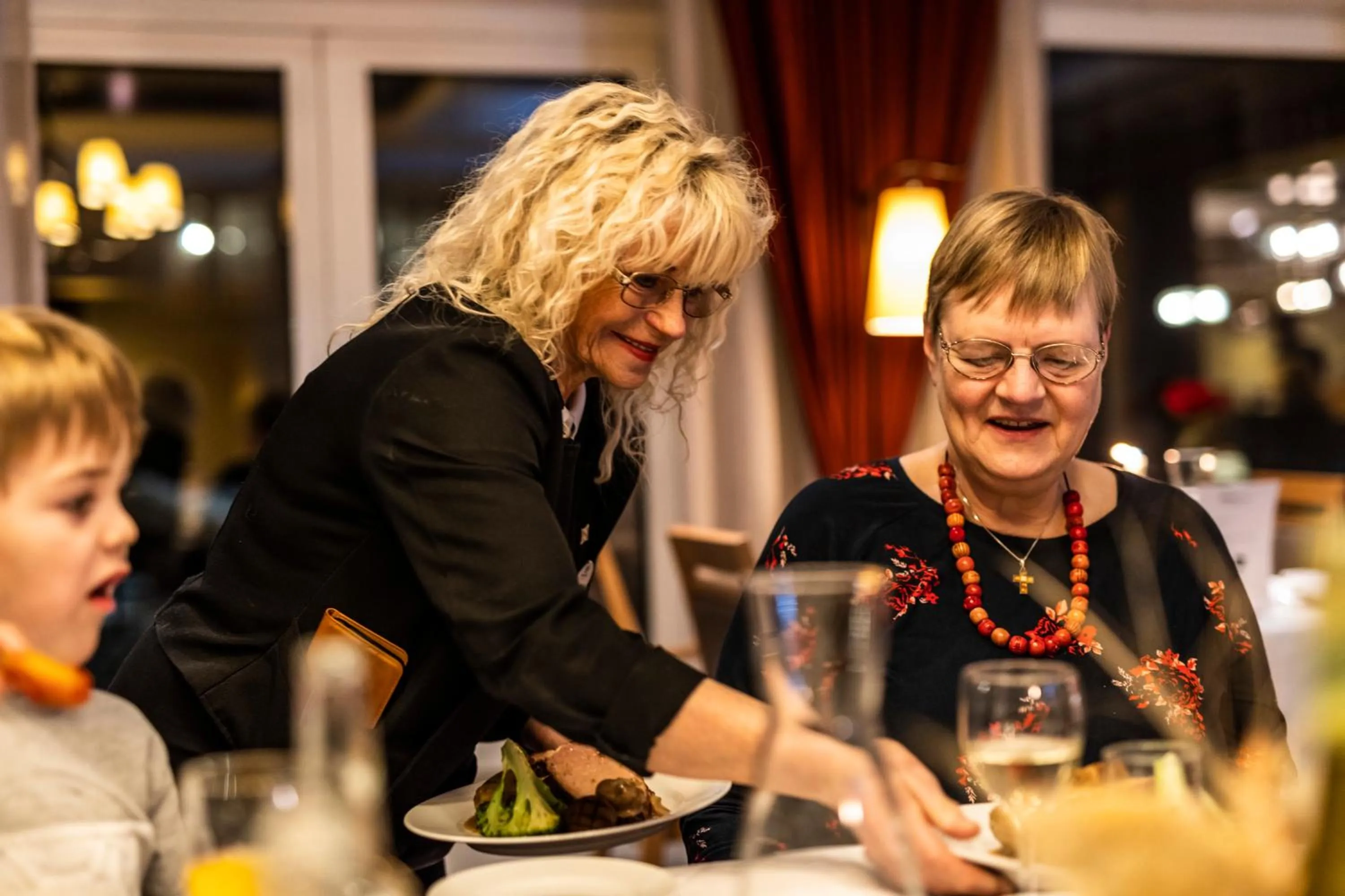 Restaurant/places to eat in Straand Hotel