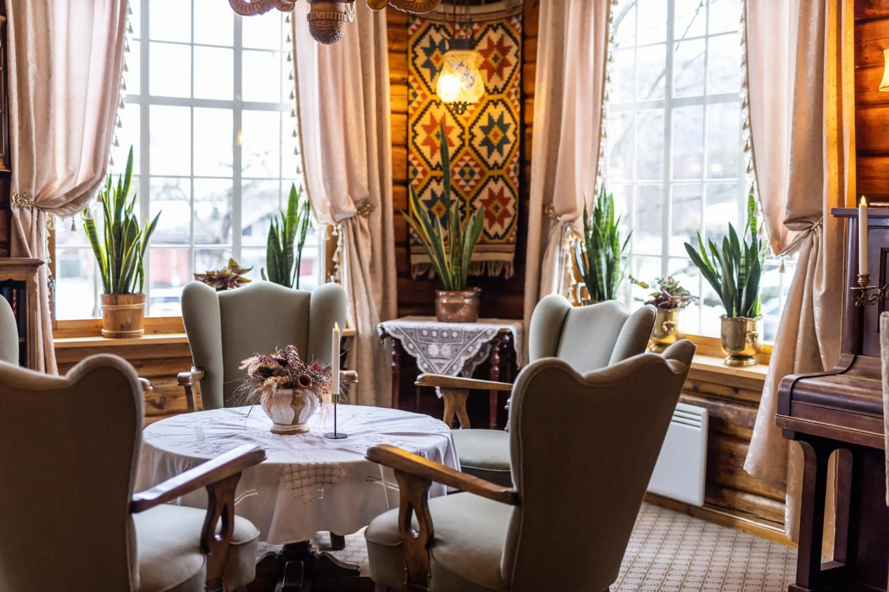 Communal lounge/ TV room in Straand Hotel