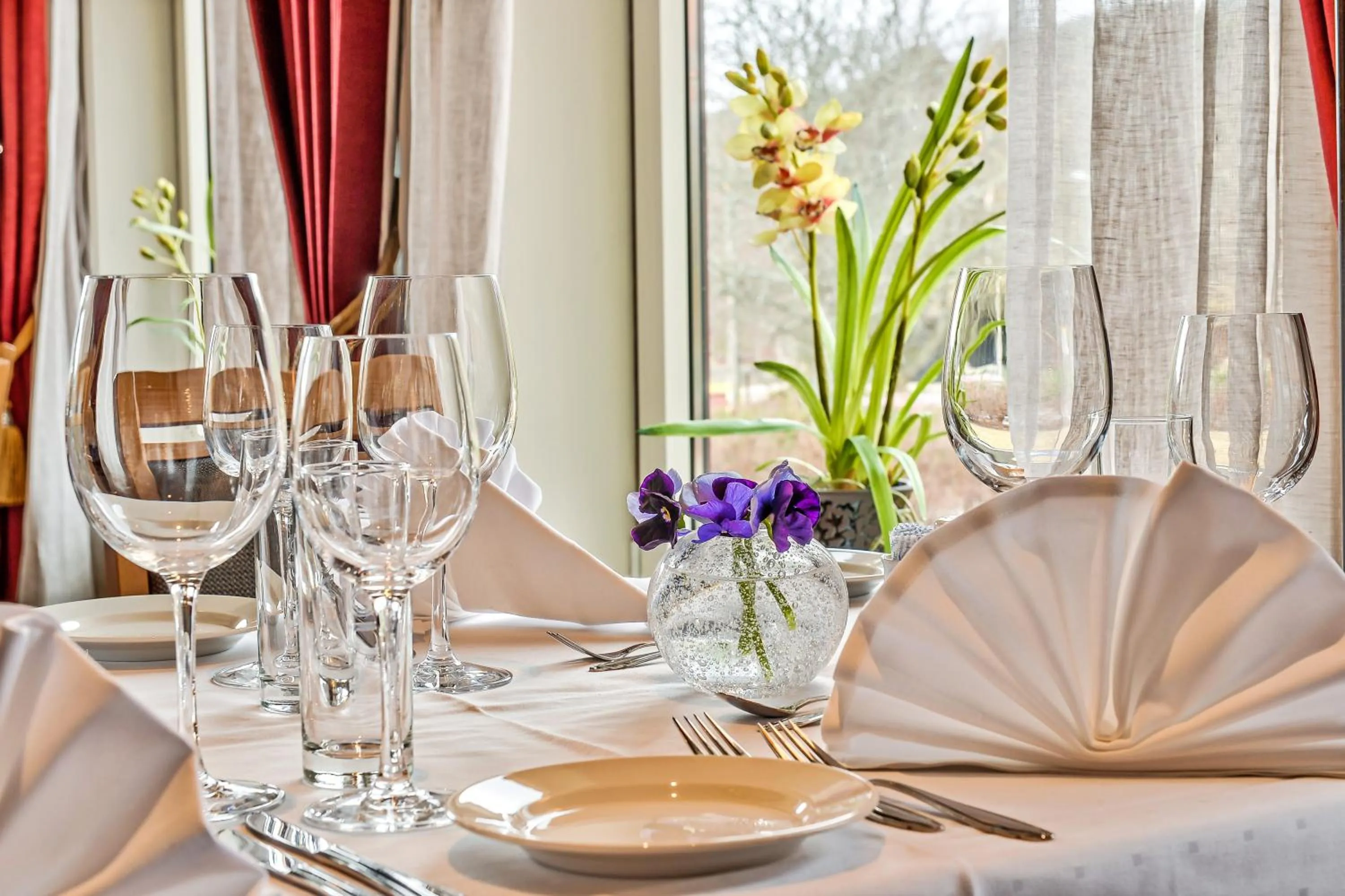 Restaurant/places to eat in Straand Hotel