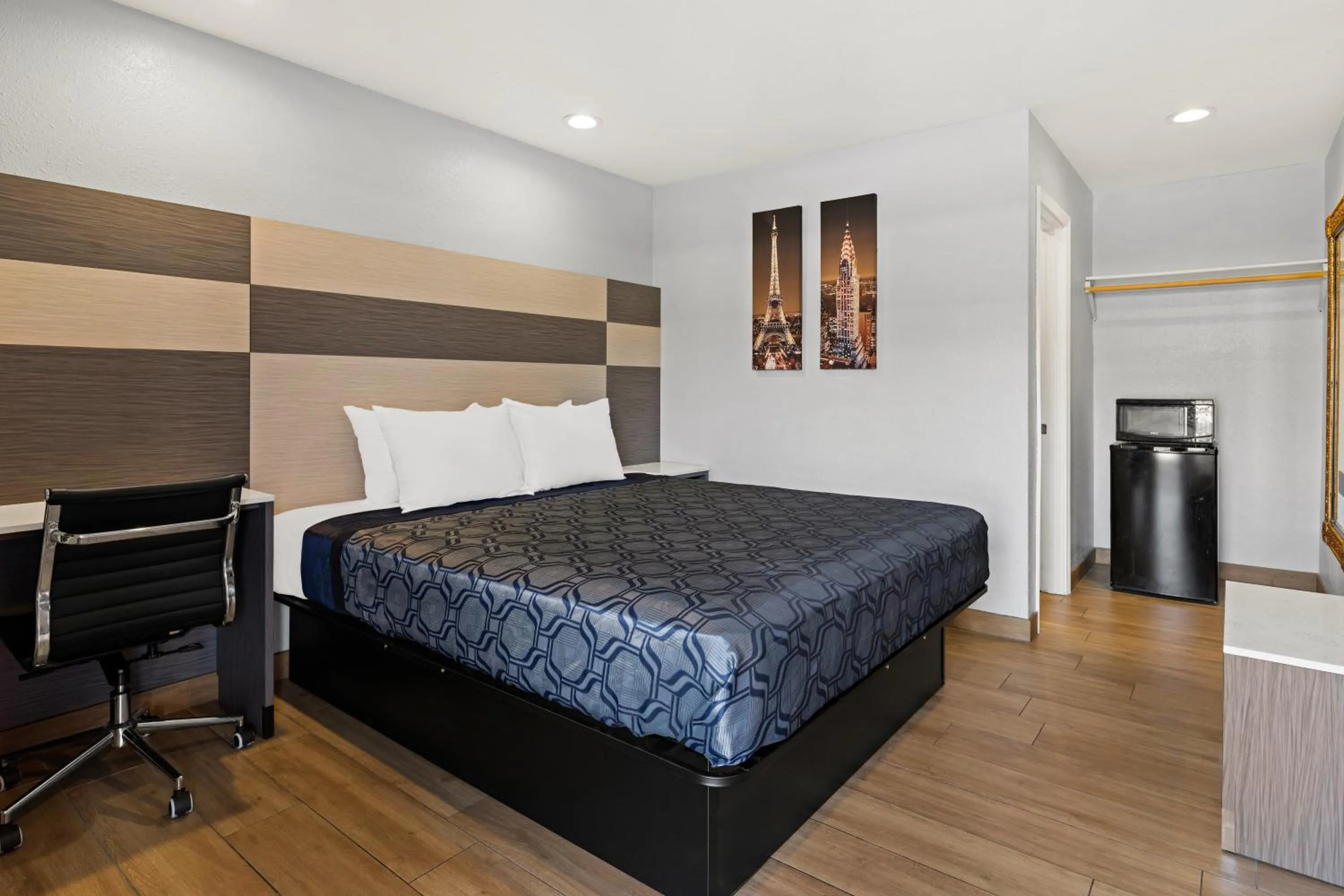 Bedroom, Bed in Bay Breeze Inn