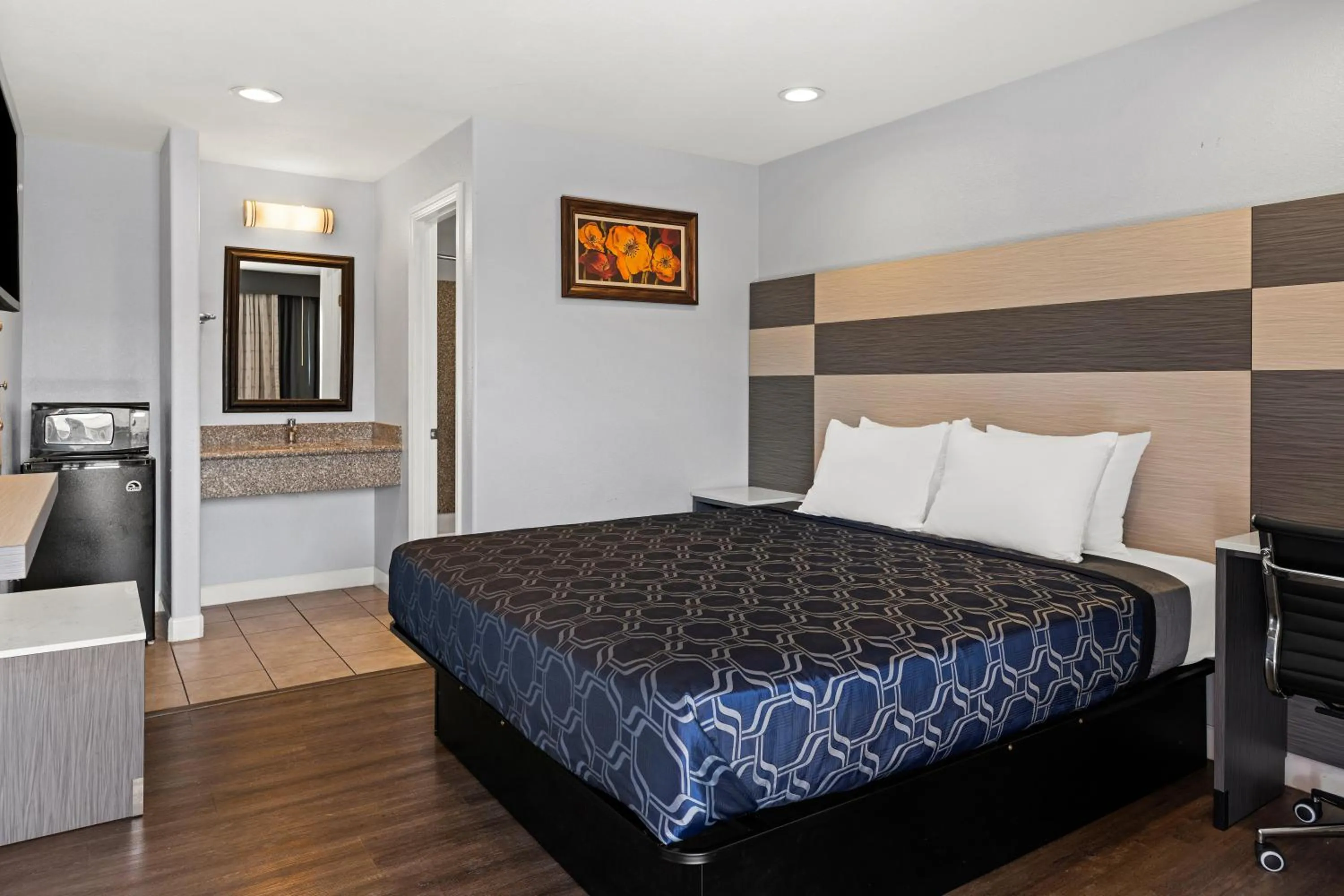 Bedroom, Bed in Bay Breeze Inn