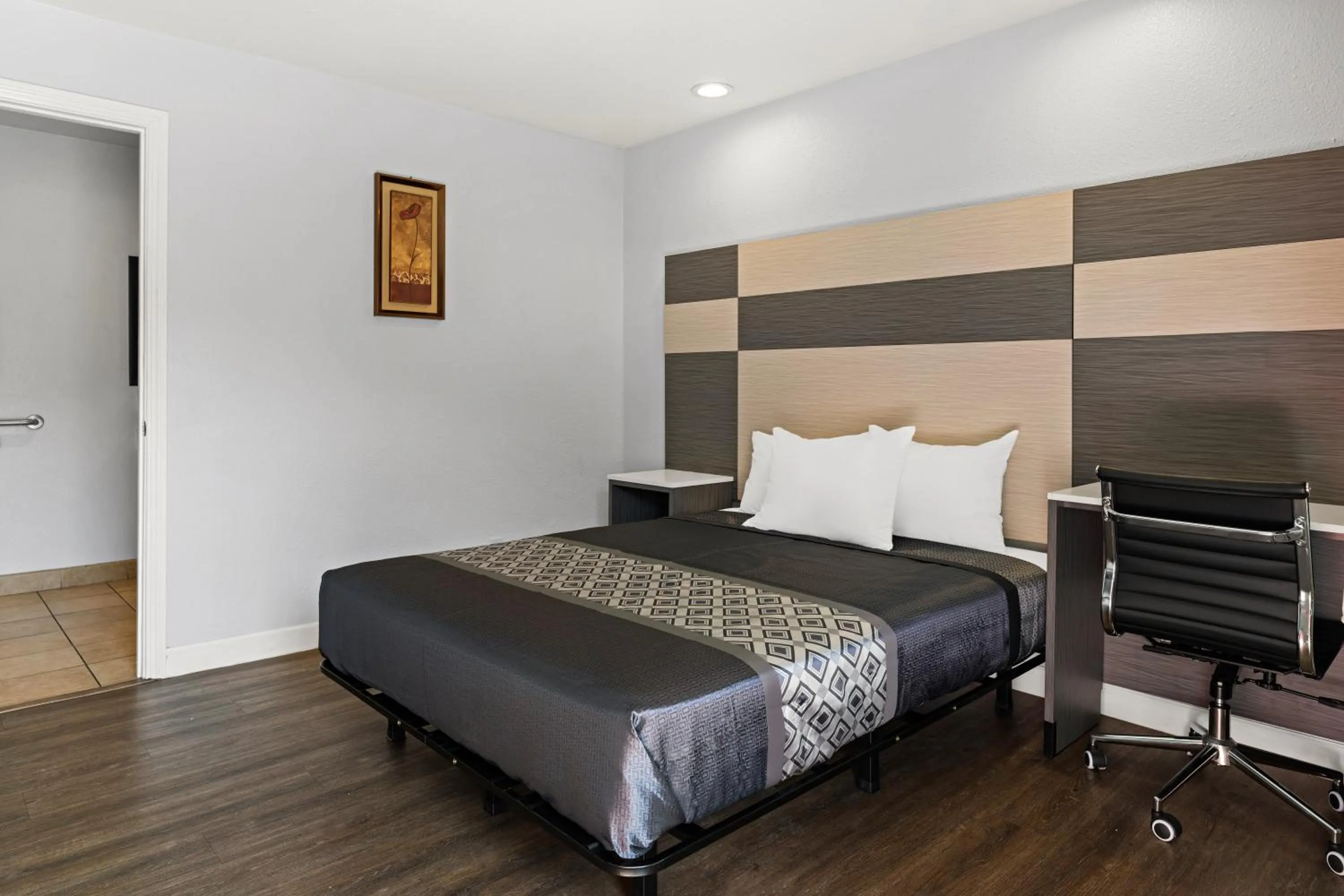 Bedroom, Bed in Bay Breeze Inn