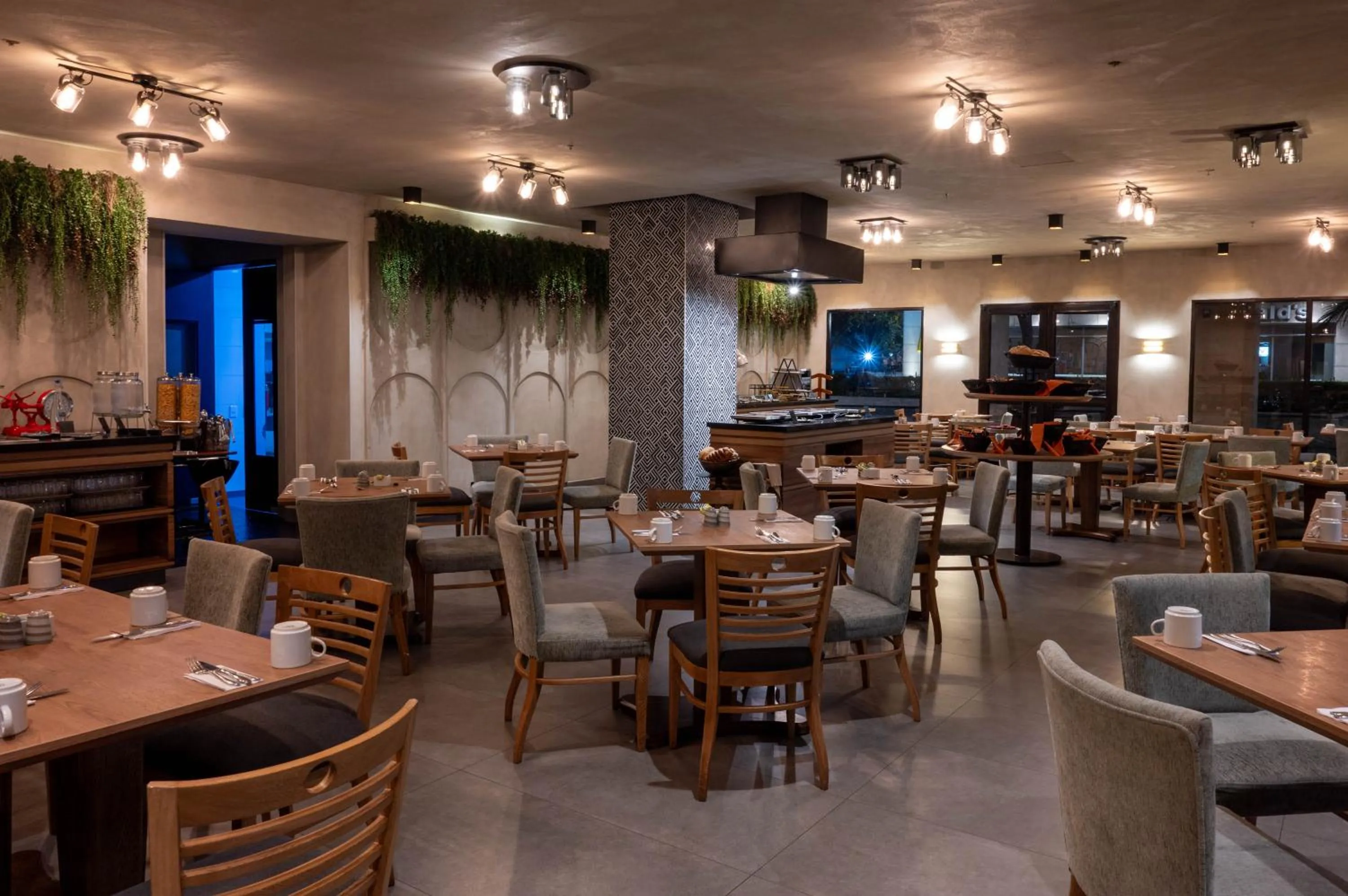 Restaurant/places to eat in GHL Hotel Capital