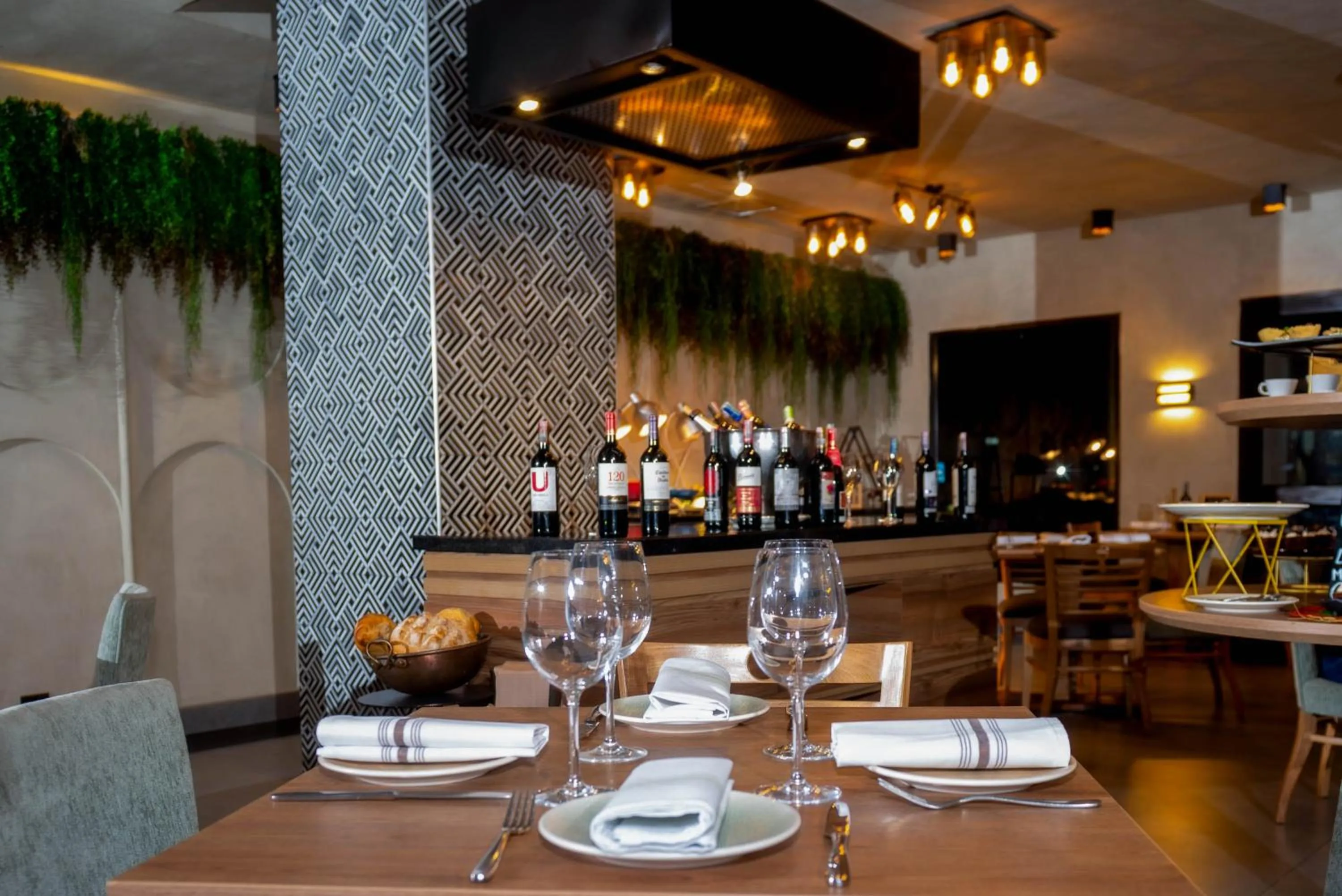 Restaurant/places to eat in GHL Hotel Capital