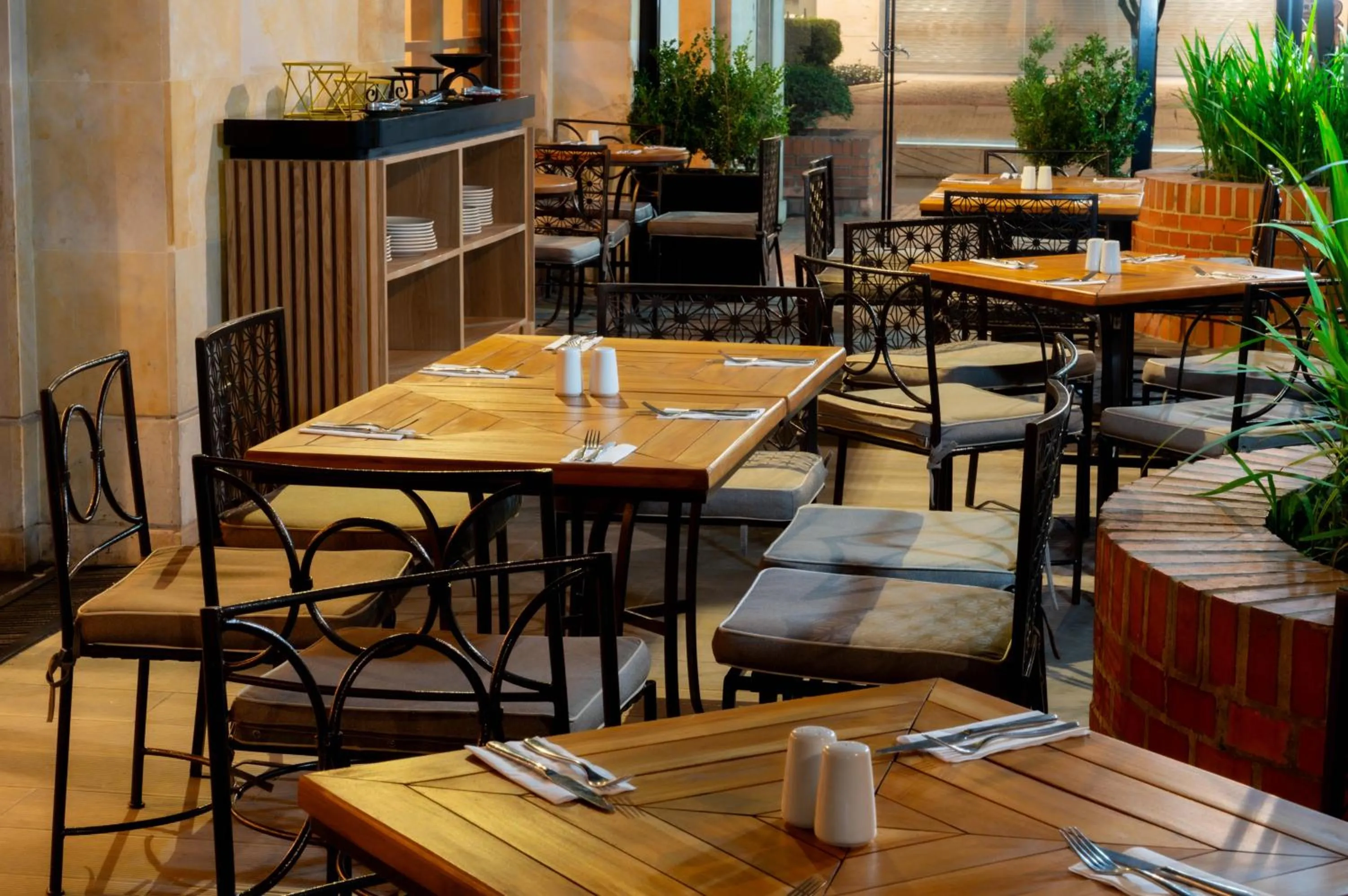 Restaurant/places to eat in GHL Hotel Capital