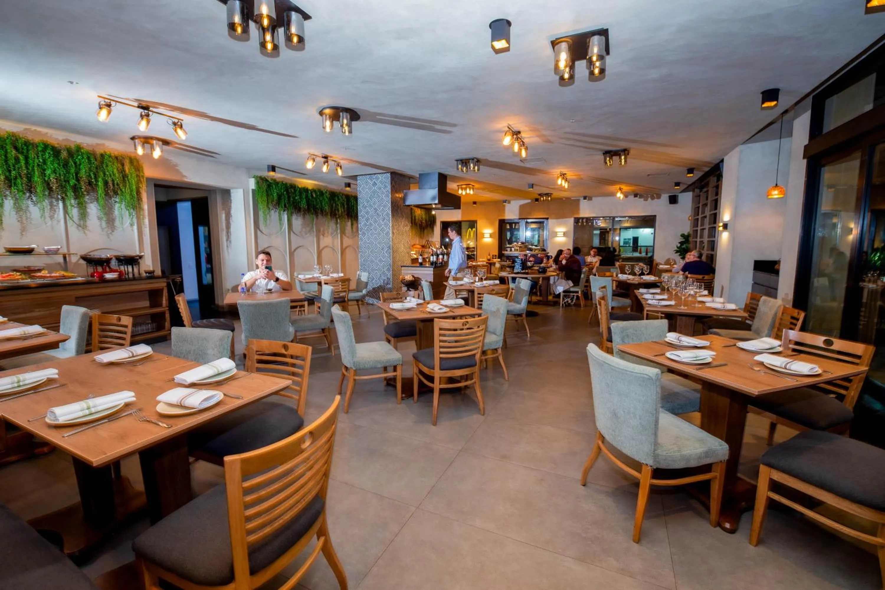 Restaurant/places to eat in GHL Hotel Capital