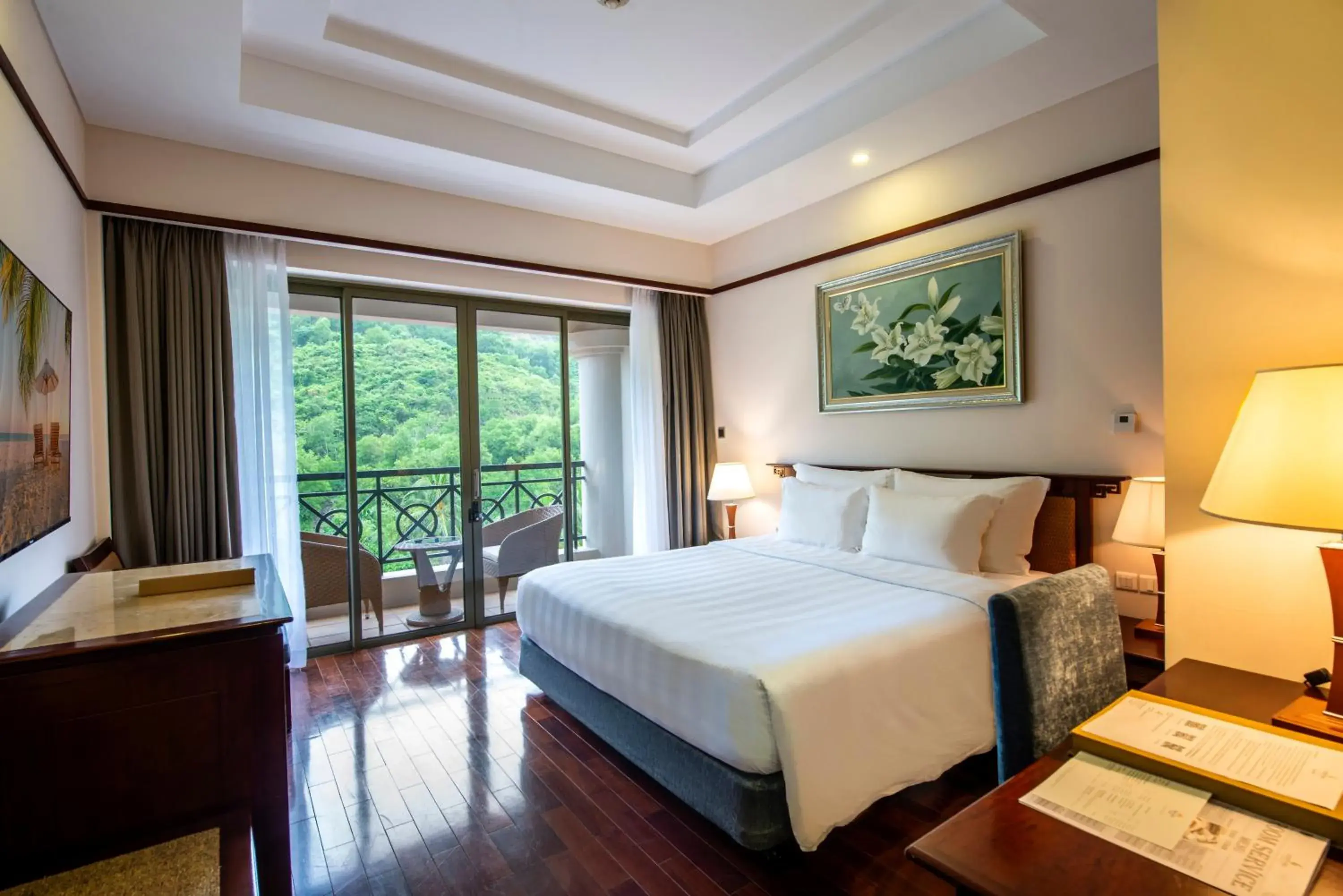 Deluxe Queen Bed - VinWonders Park Access in Vinpearl Resort Nha Trang Deluxe Queen Bed - VinWonders Park Access in Vinpearl Resort Nha Trang