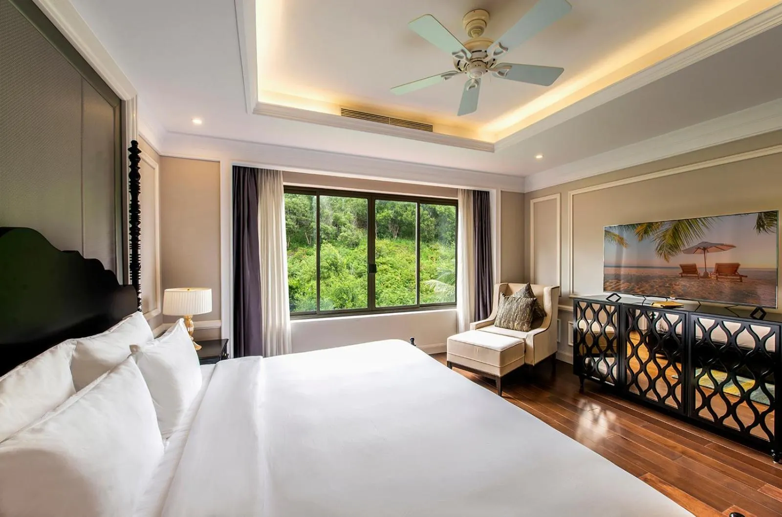 Bed in Vinpearl Resort Nha Trang