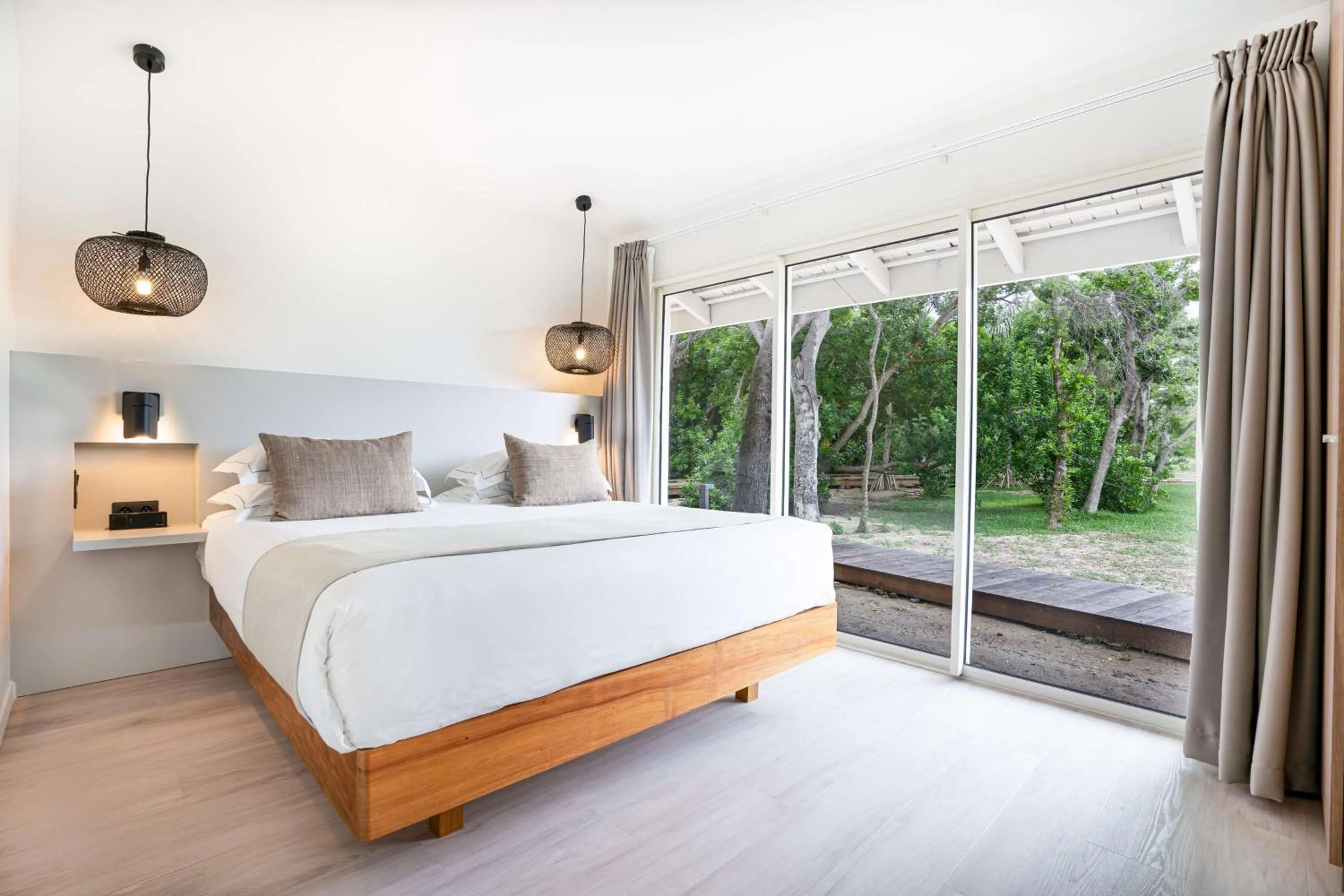 Bed in DoubleTree by Hilton Noumea Ilot Maitre Resort