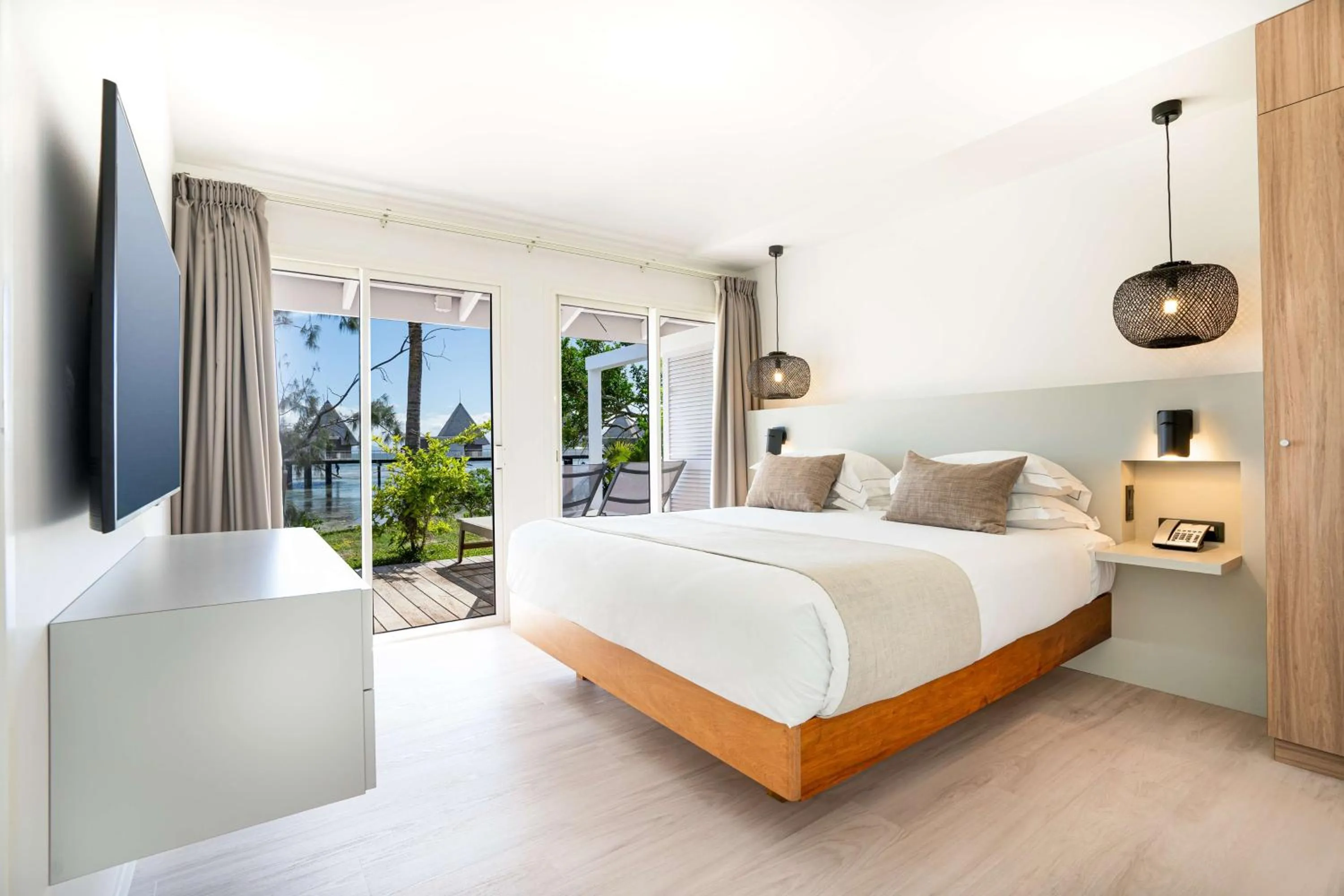 Bed in DoubleTree by Hilton Noumea Ilot Maitre Resort
