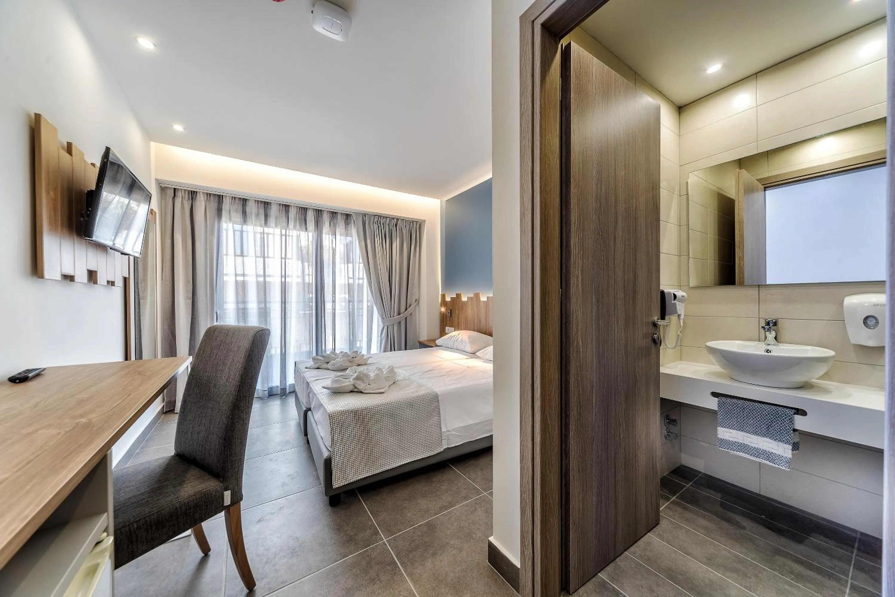 Bedroom in Pollis Hotel