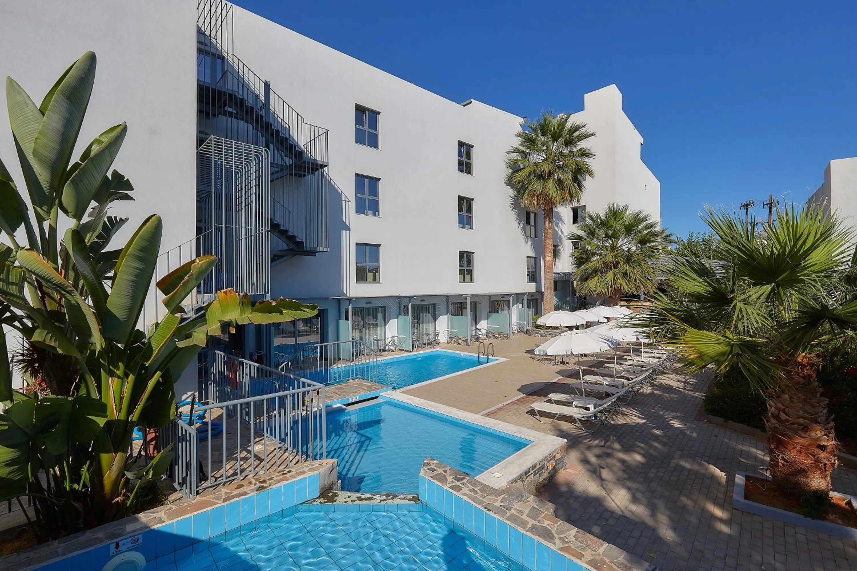 Swimming pool in Pollis Hotel