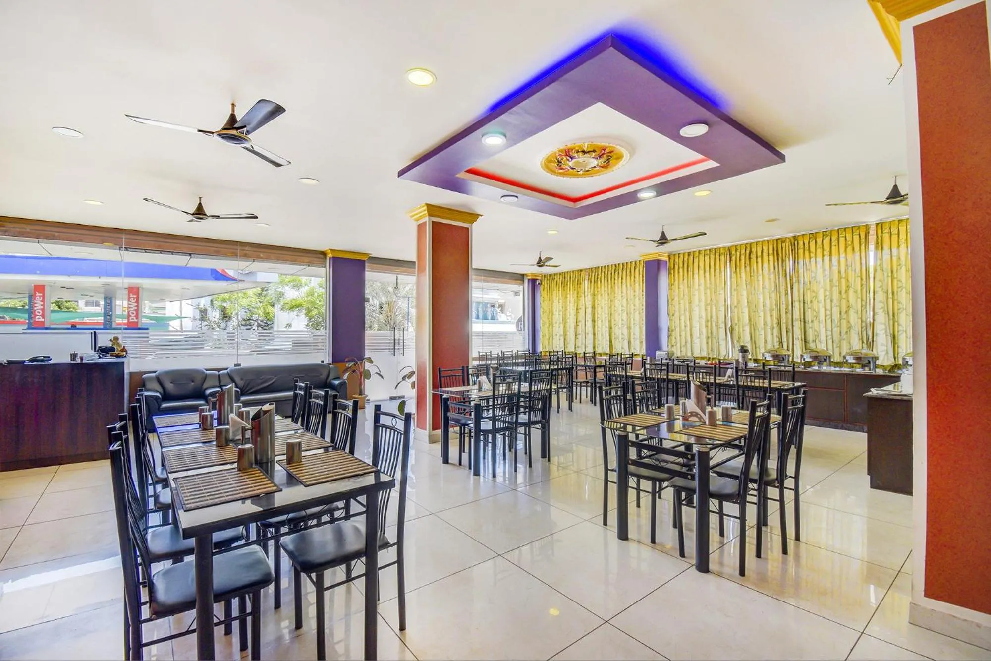 Restaurant/places to eat in Thaneegai Residency
