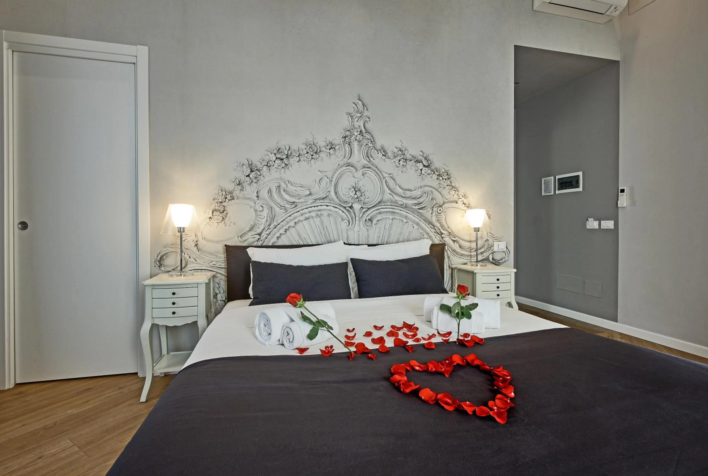 Photo of the whole room, Bed in Ara Suite