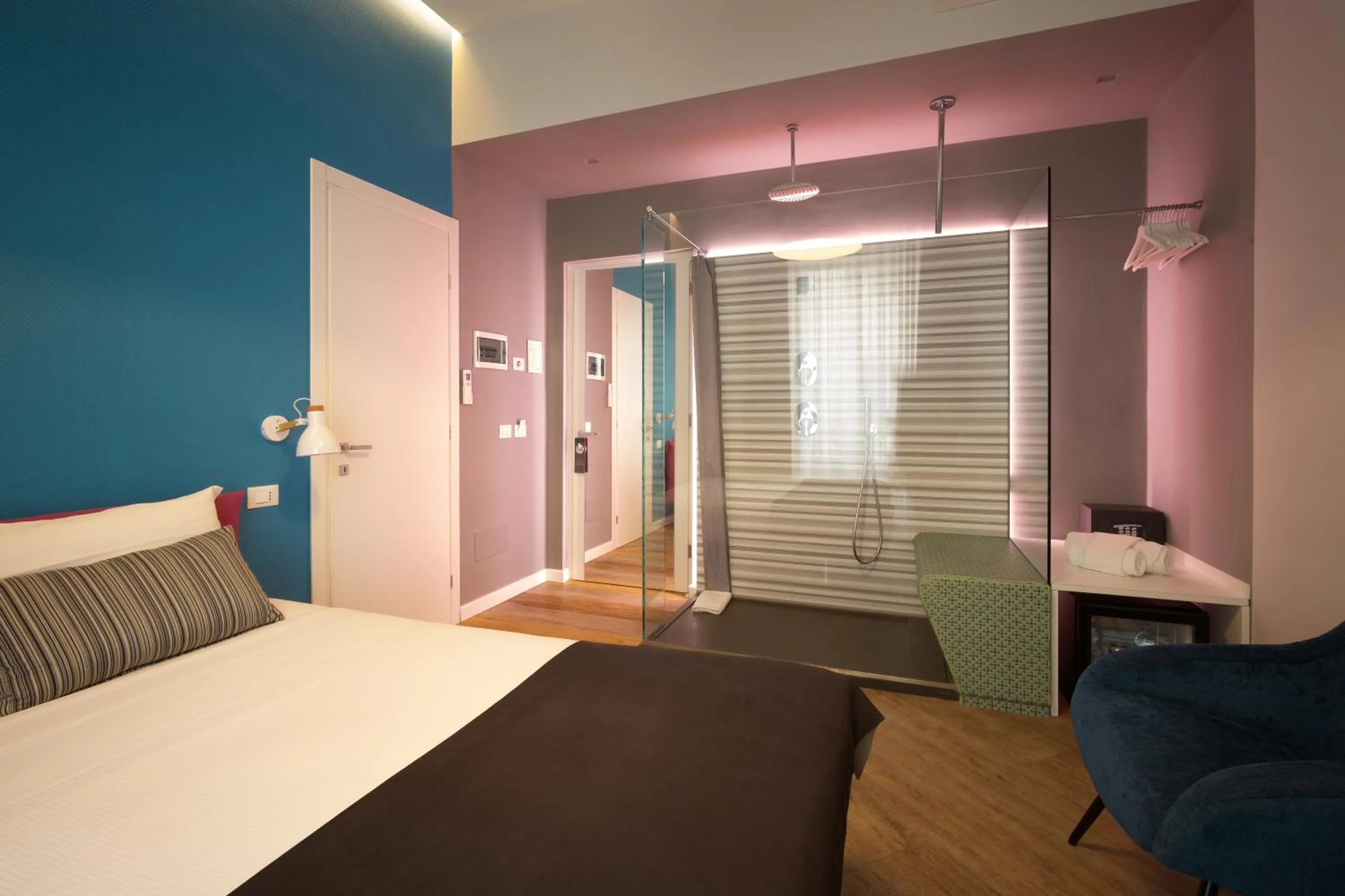 Photo of the whole room, Bed in Ara Suite