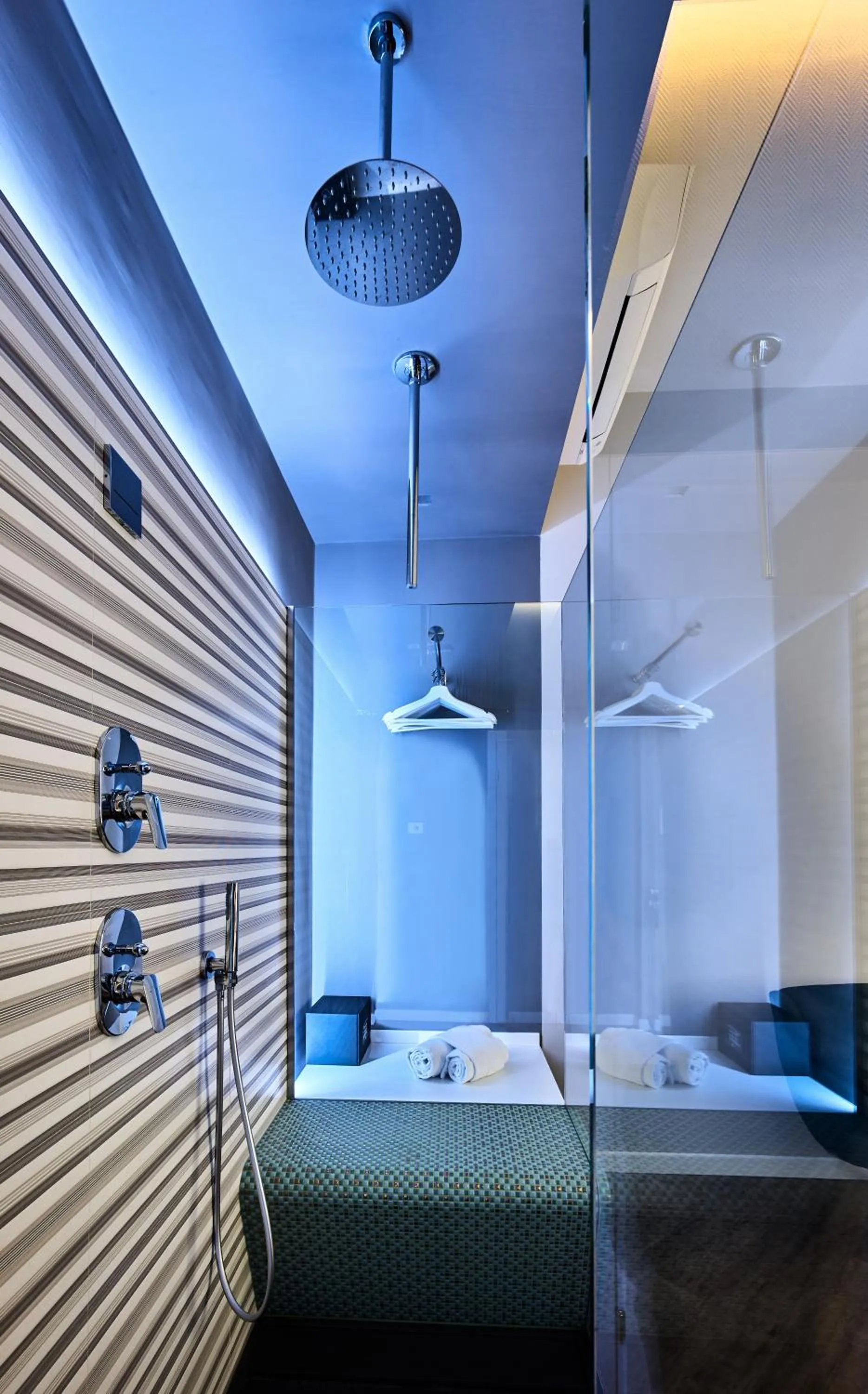 Shower, Bed in Ara Suite