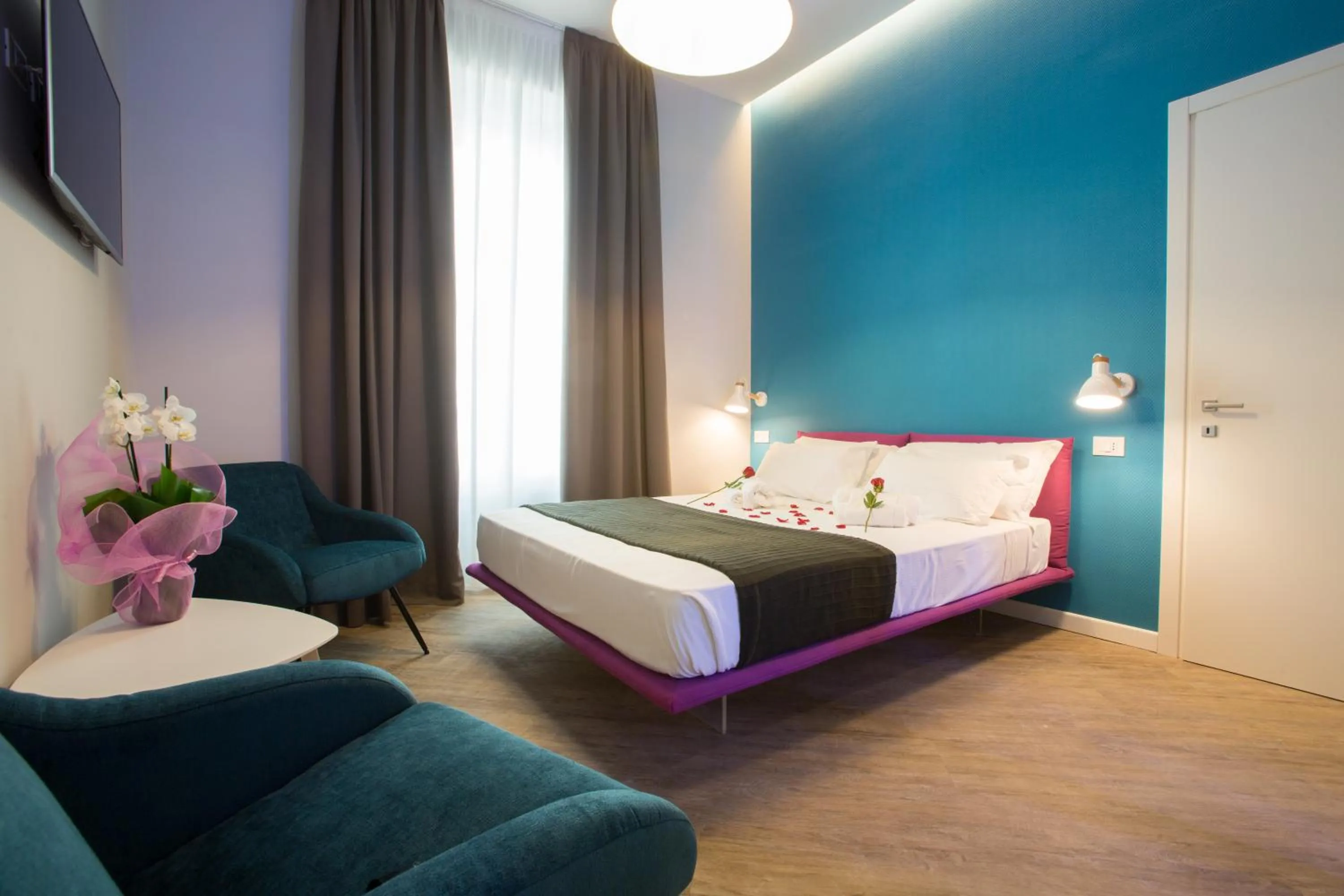 Photo of the whole room, Bed in Ara Suite