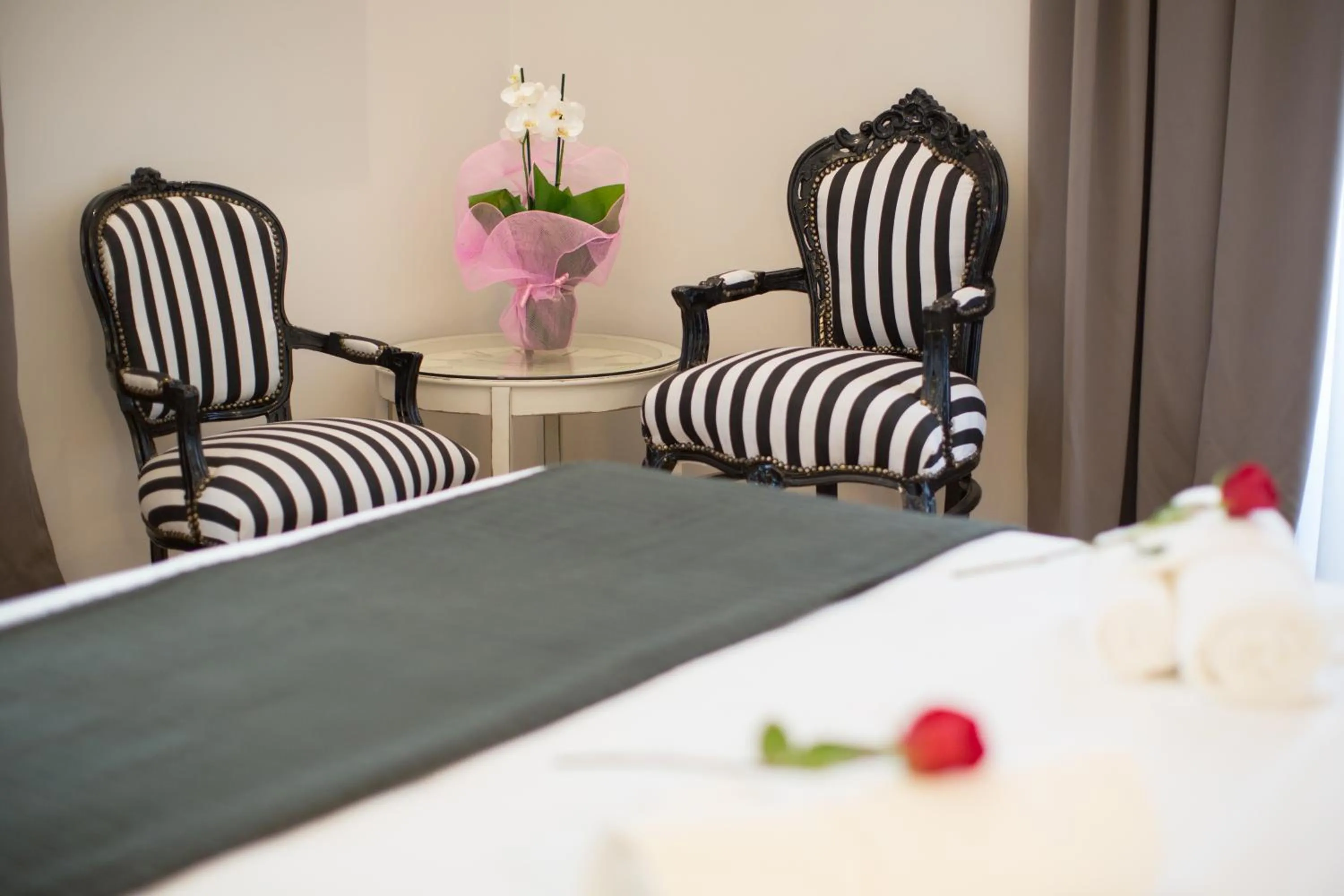 Photo of the whole room, Bed in Ara Suite