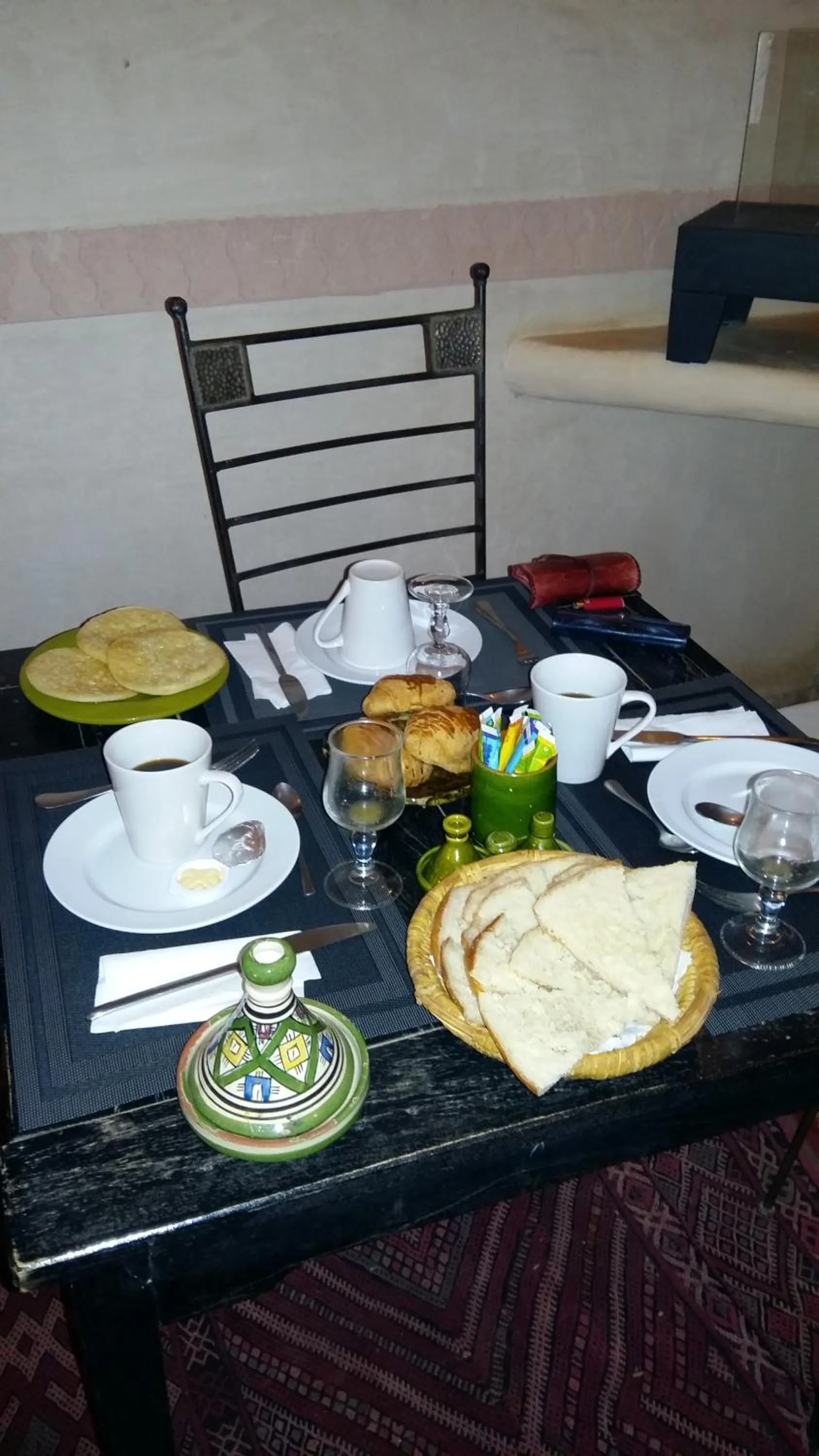 Restaurant/places to eat in Dar Qamar